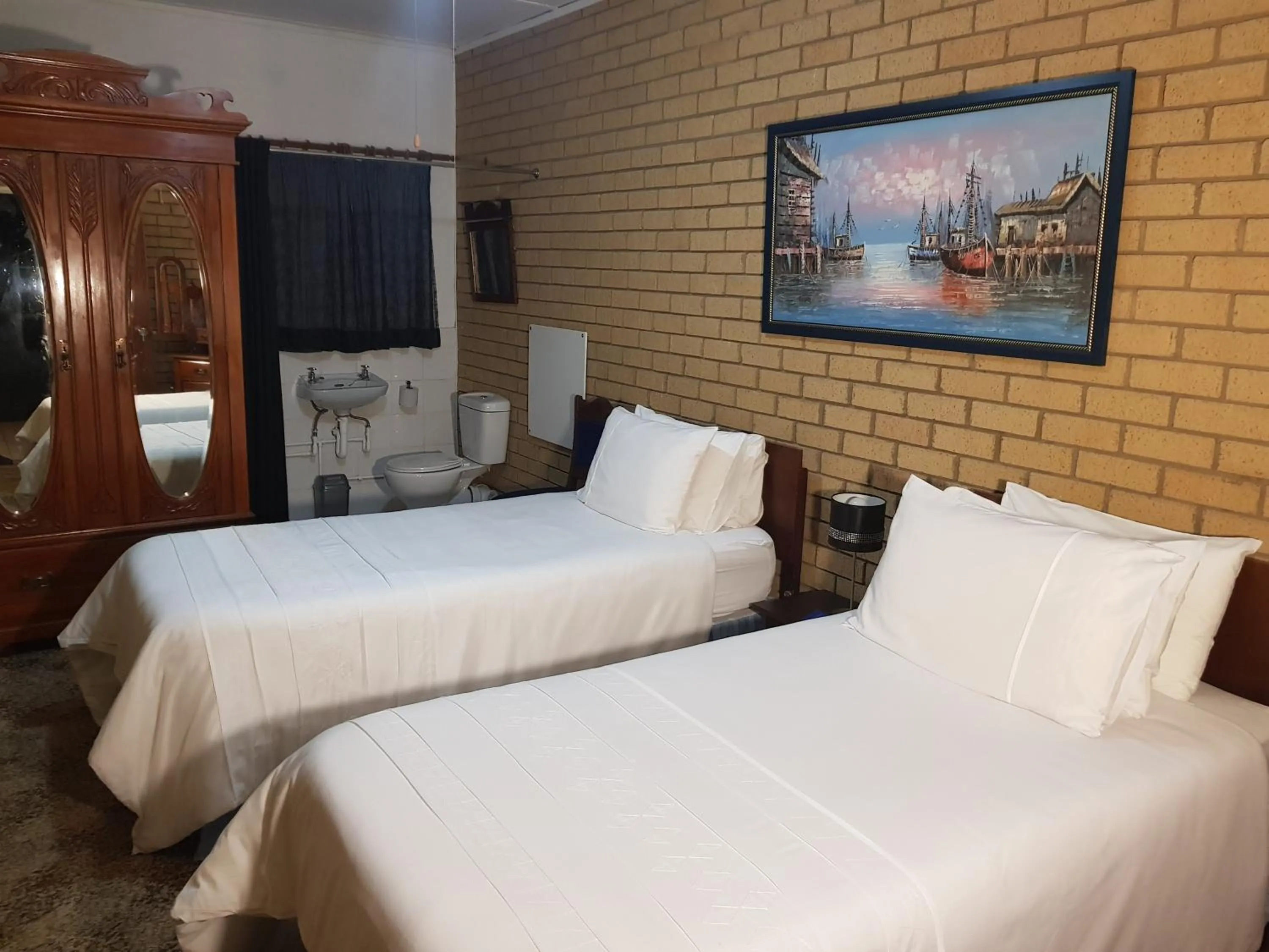 Bed in Mountain View Country Estate