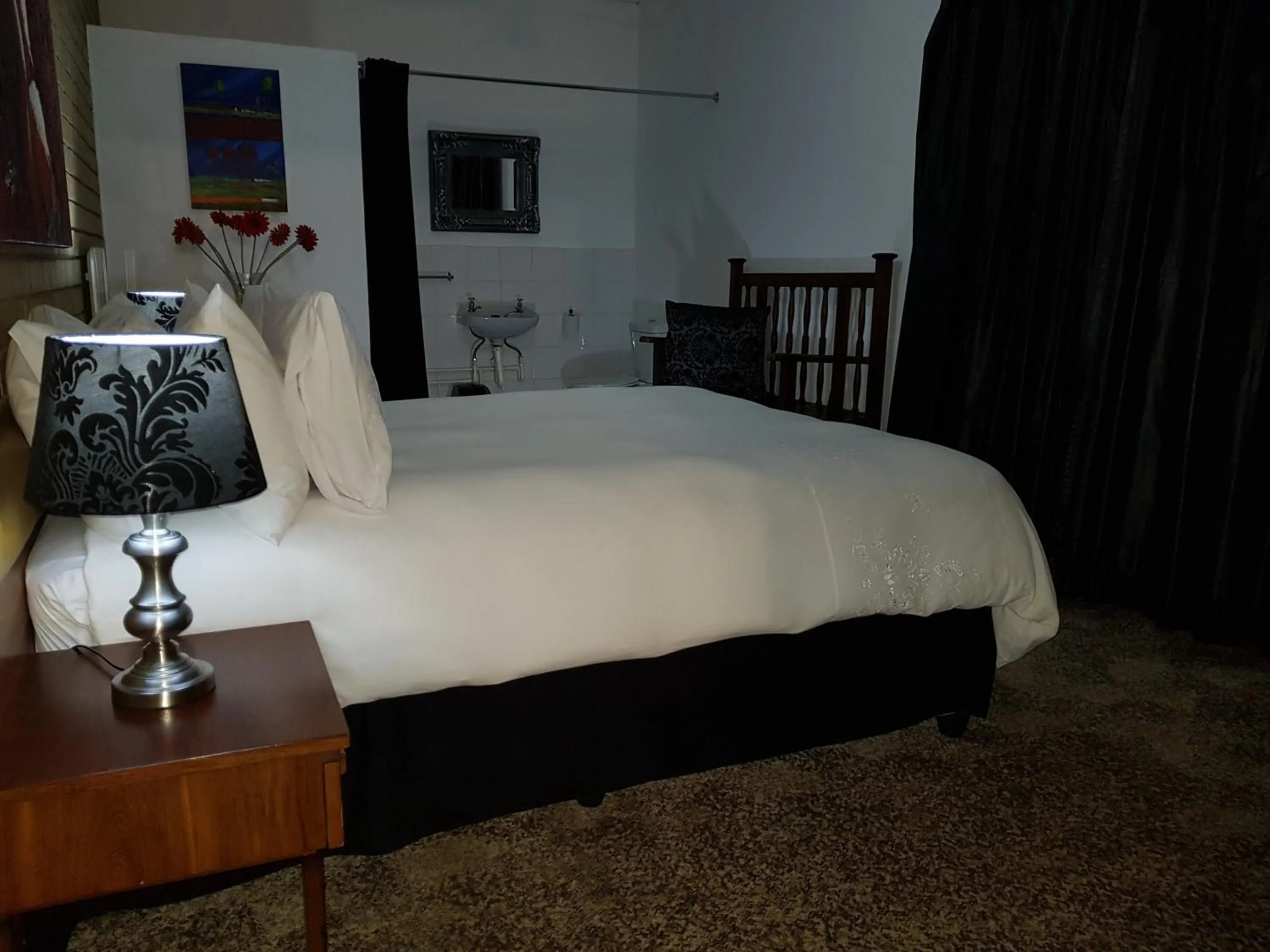 Photo of the whole room, Bed in Mountain View Country Estate