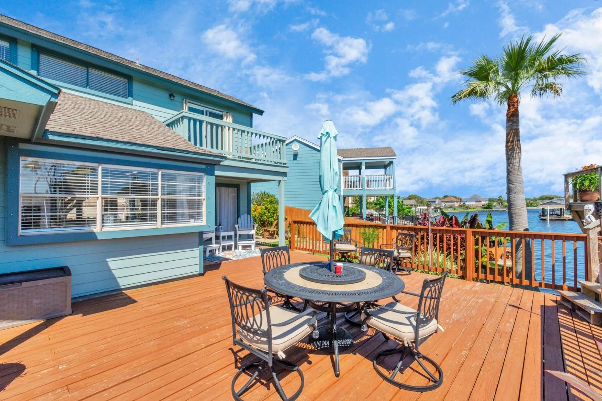 Beauty on the Water! Lake House near the beaches!