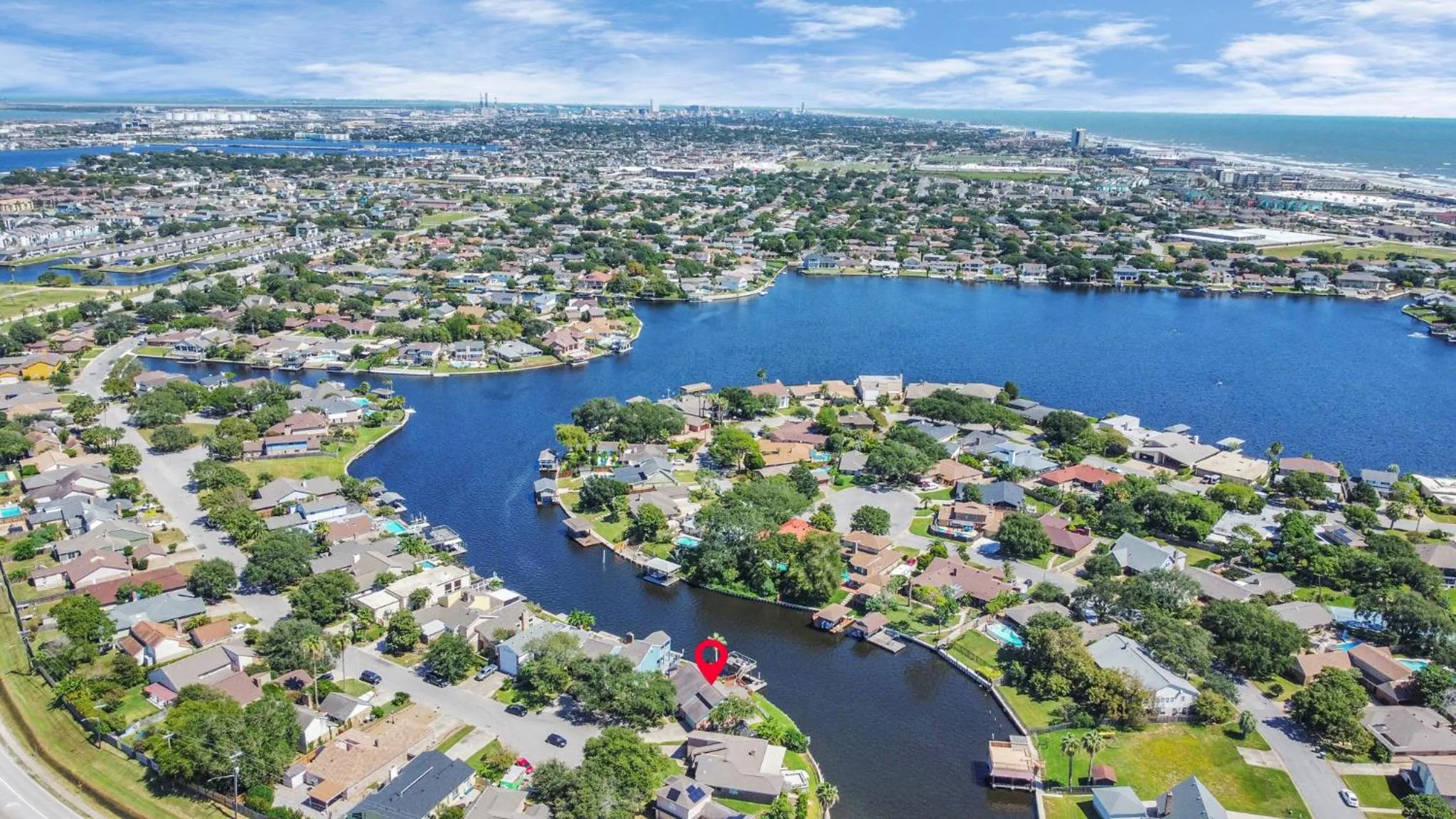 Beauty on the Water! Lake House near the beaches!