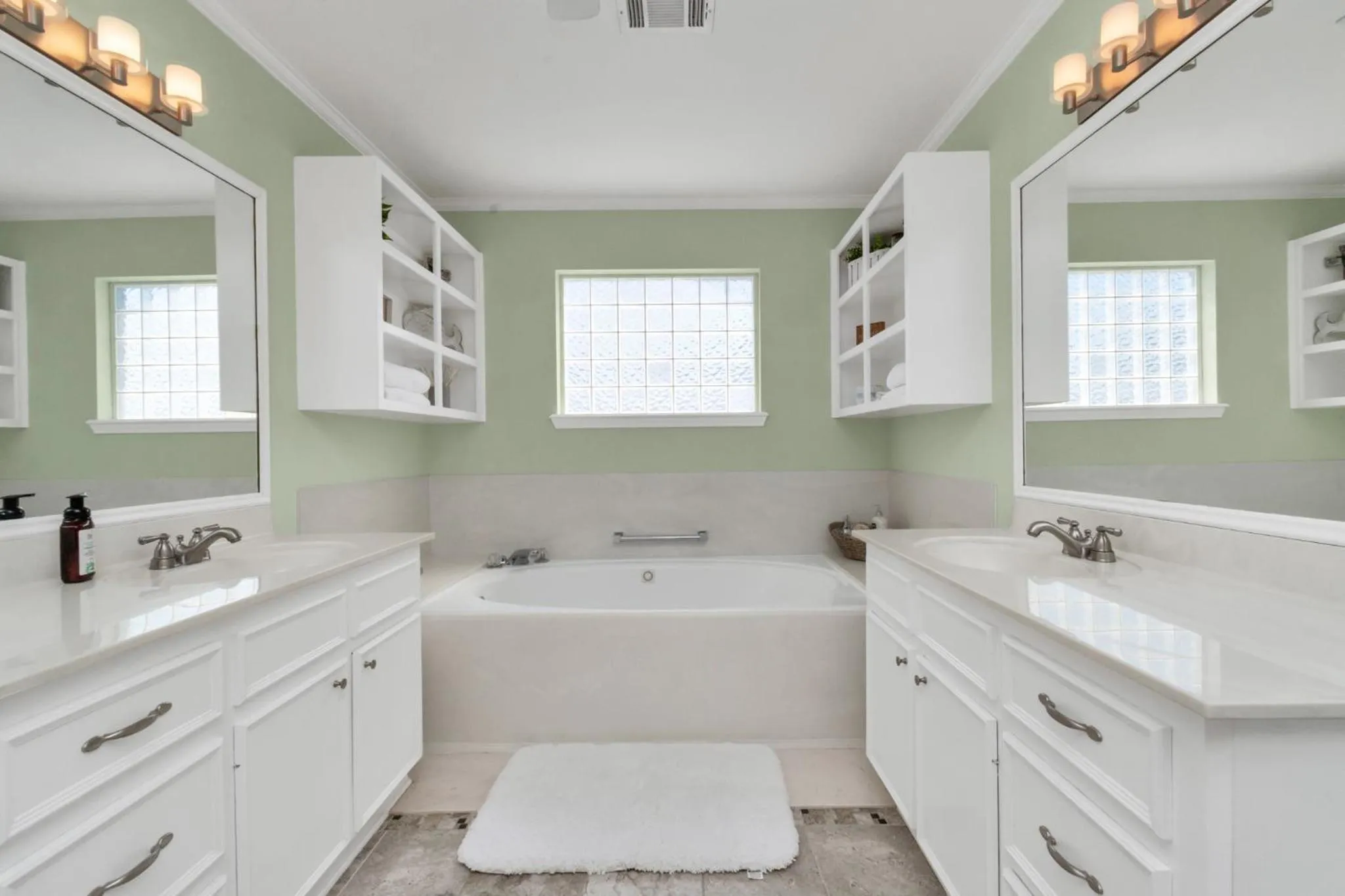 Beauty on the Water! Lake House near the beaches!