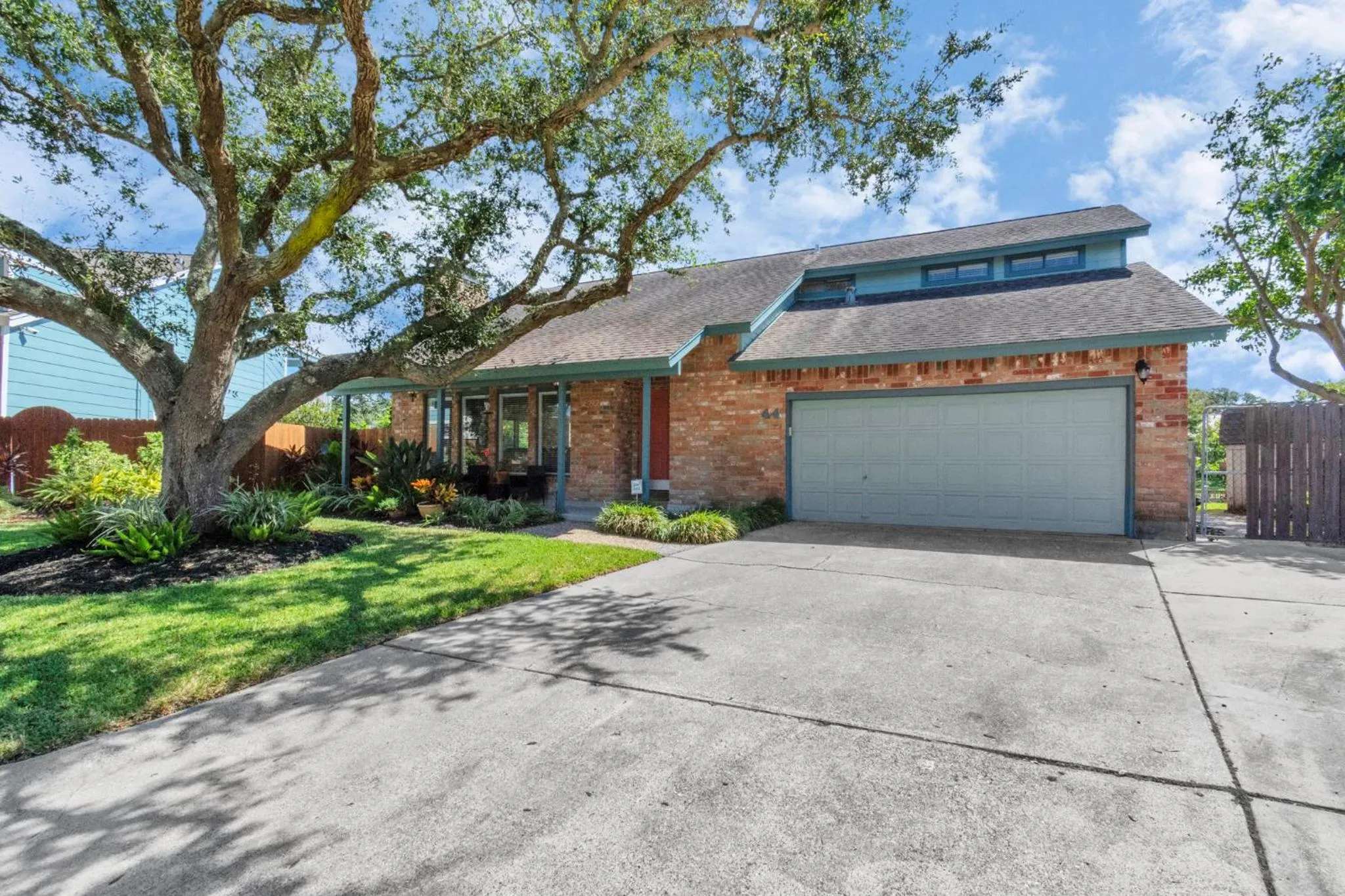 Beauty on the Water! Lake House near the beaches!