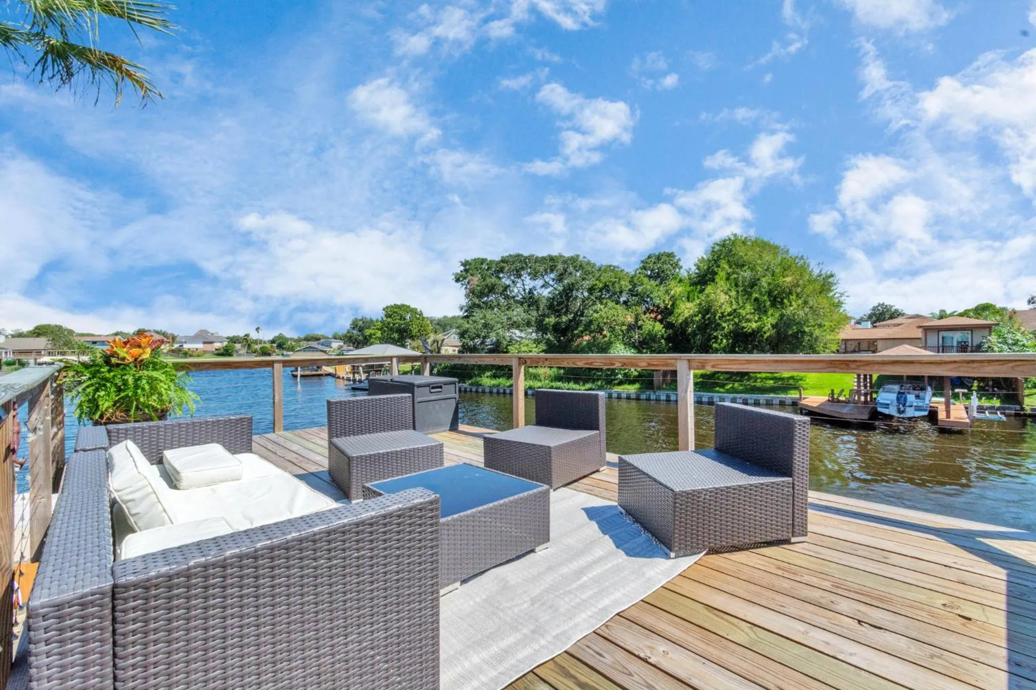 Beauty on the Water! Lake House near the beaches!