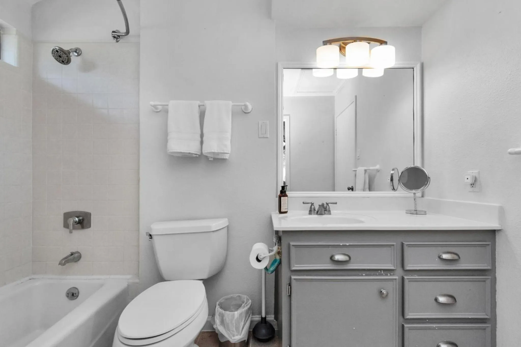 Beauty on the Water! Lake House near the beaches!