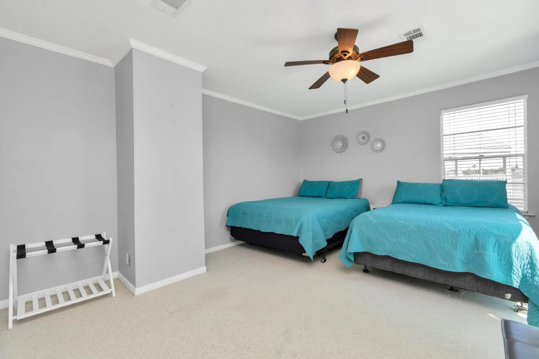 Bed in Beauty on the Water! Lake House near the beaches!