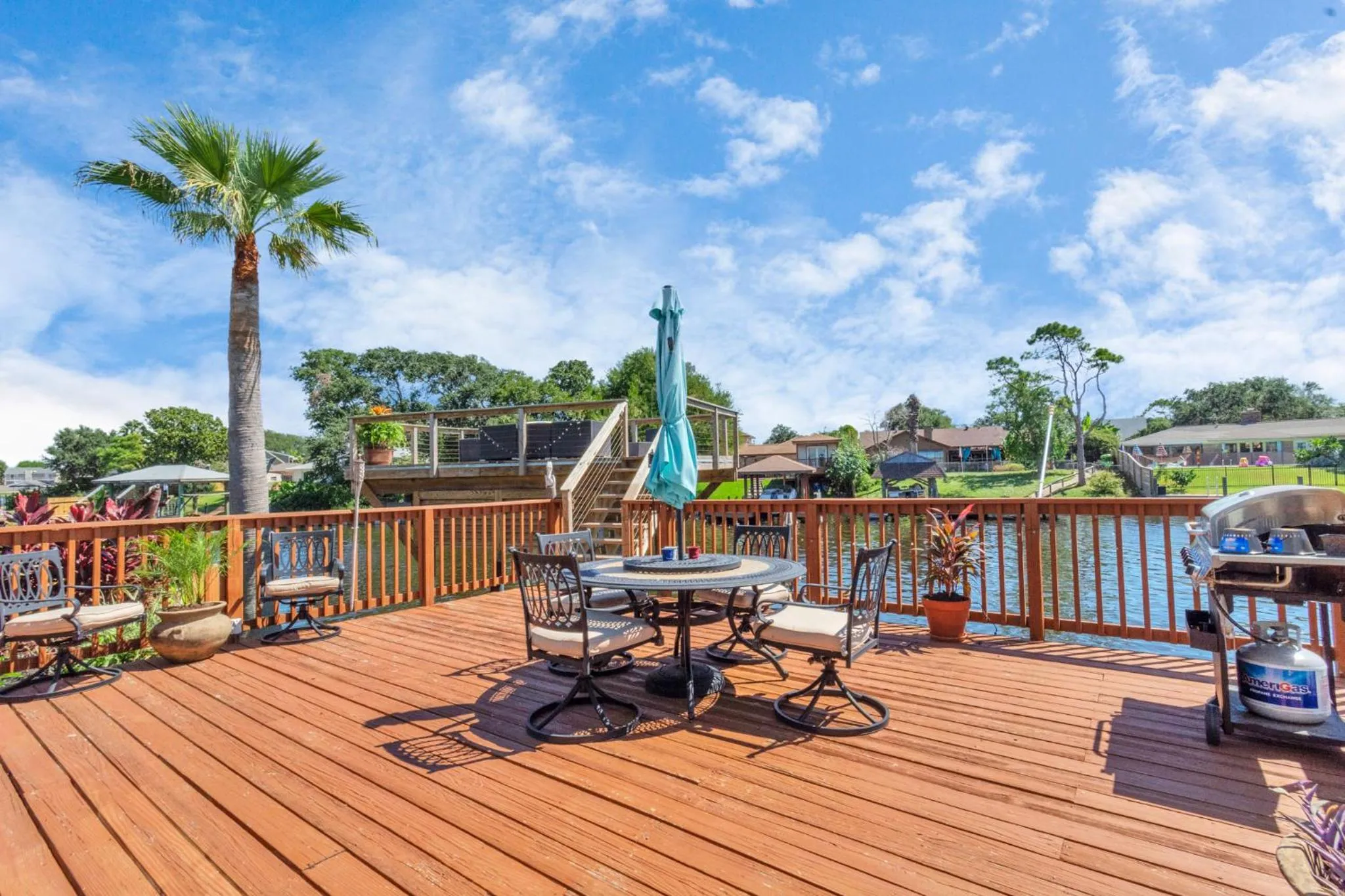 Beauty on the Water! Lake House near the beaches!