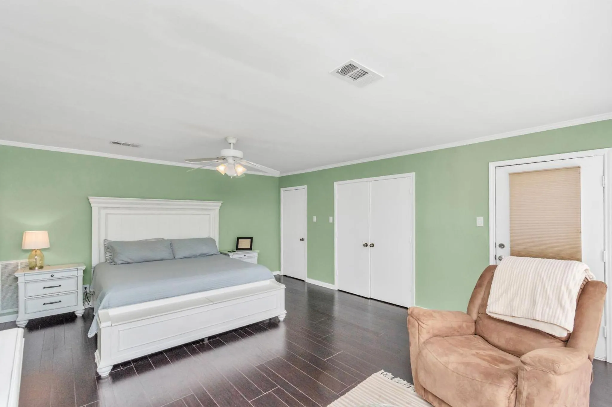 Bed in Beauty on the Water! Lake House near the beaches!