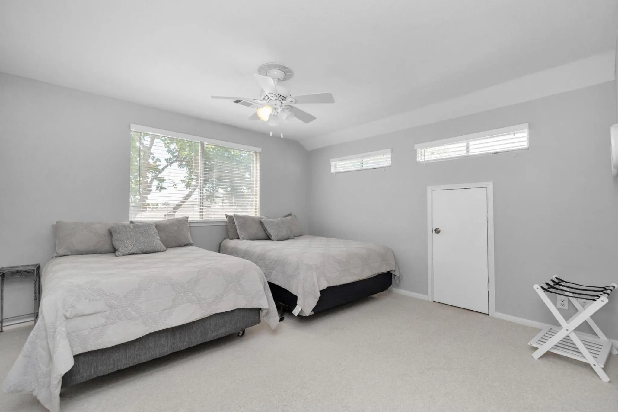 Bed in Beauty on the Water! Lake House near the beaches!