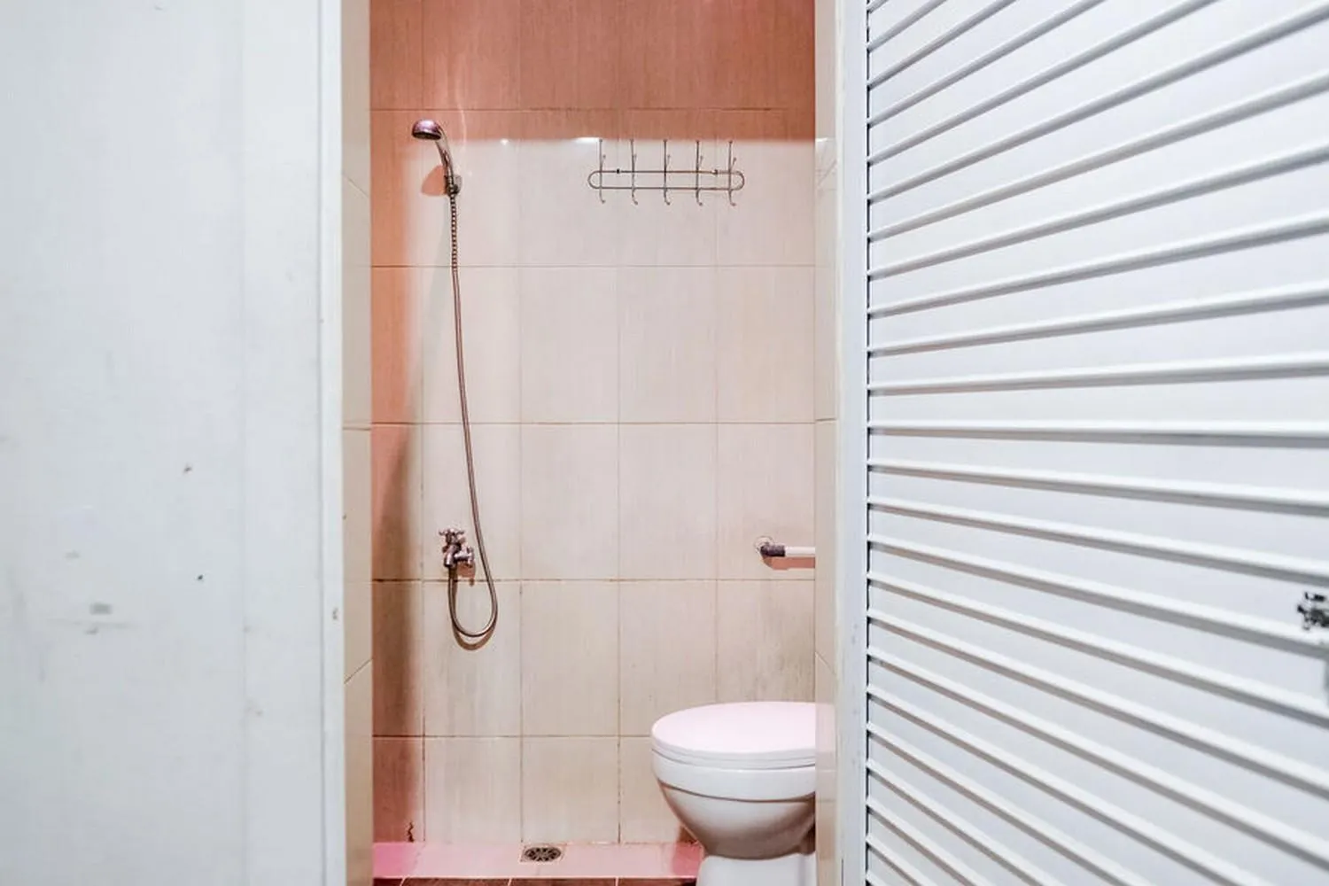 Bathroom in RedDoorz @ Jalan Gajah Mada Medan 2