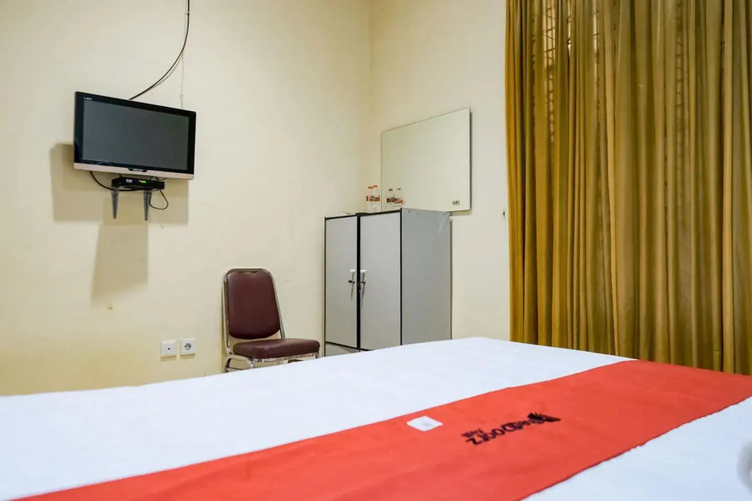 Bedroom, Bed in RedDoorz @ Jalan Gajah Mada Medan 2 Bedroom, Bed in RedDoorz @ Jalan Gajah Mada Medan 2