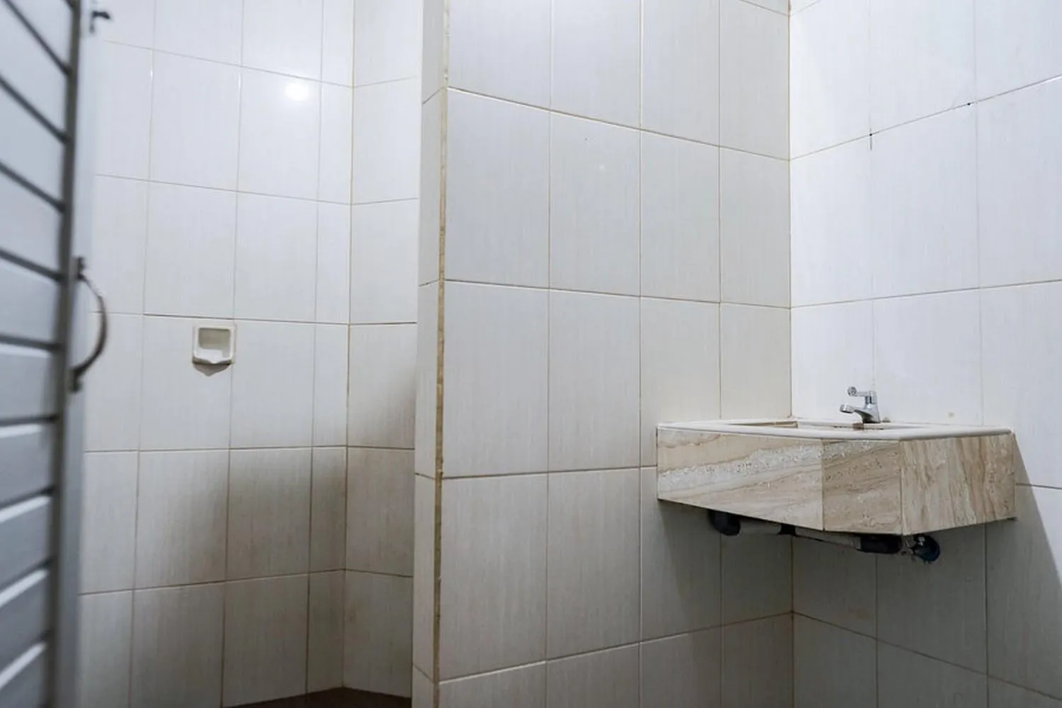 Bathroom in RedDoorz @ Jalan Gajah Mada Medan 2