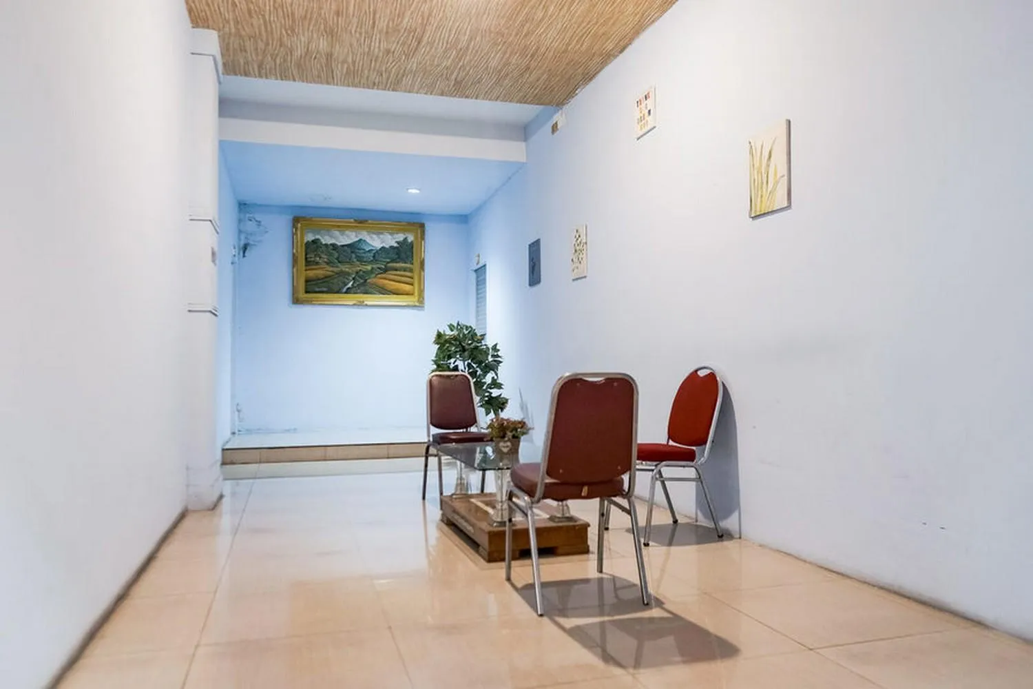 Seating area in RedDoorz @ Jalan Gajah Mada Medan 2