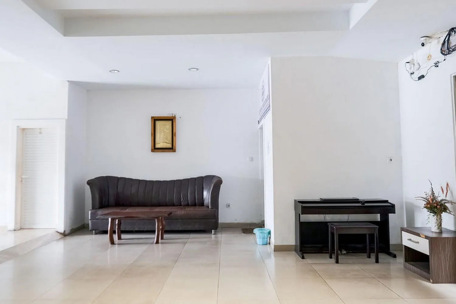 Seating area in RedDoorz @ Jalan Gajah Mada Medan 2