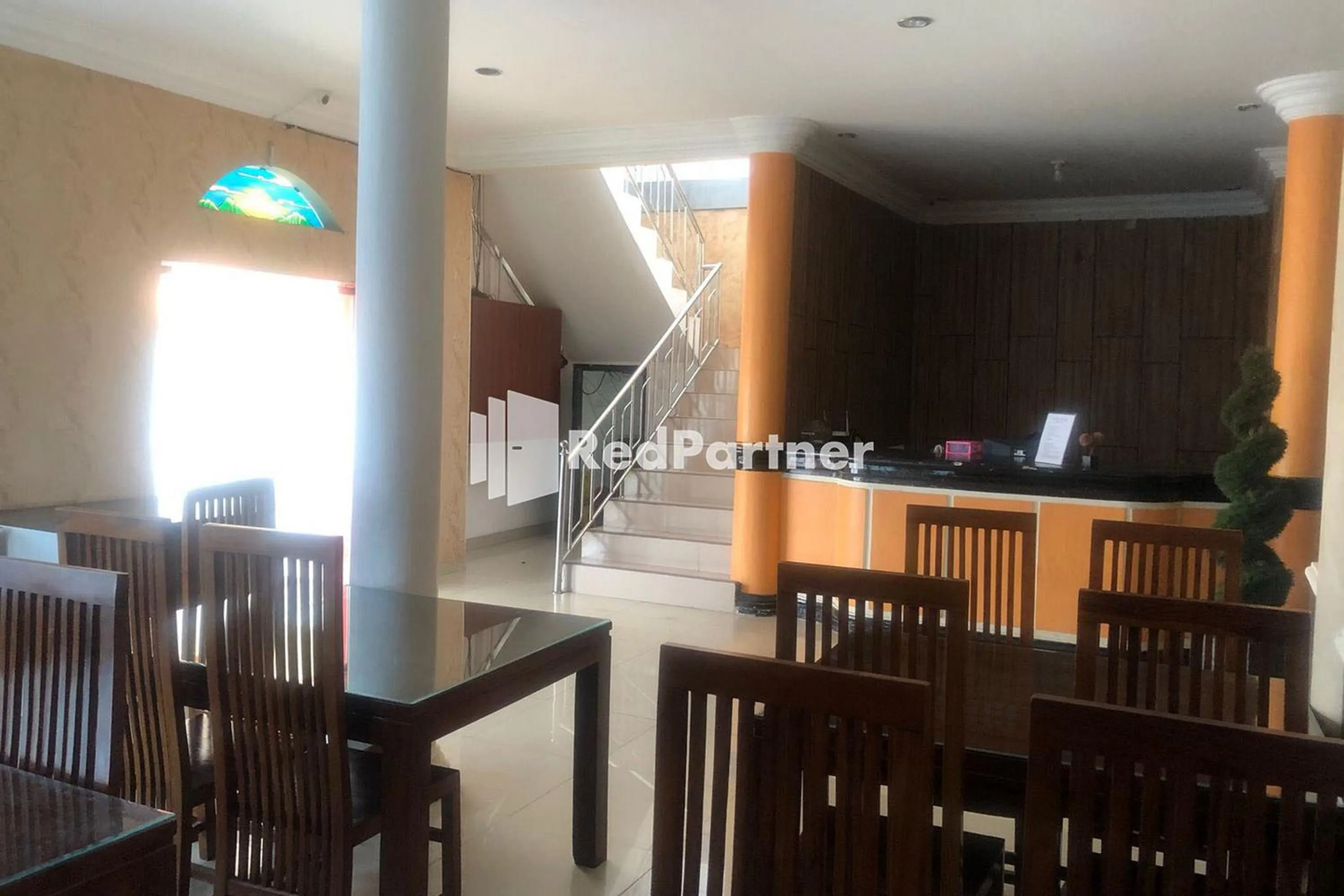 Seating area in Hotel Abna Sangatta Mitra RedDoorz