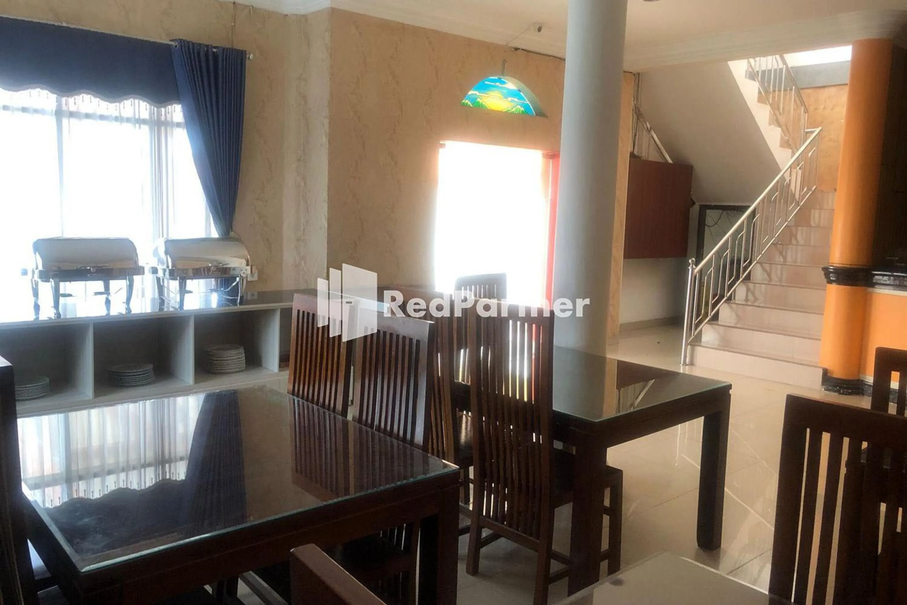 Seating area in Hotel Abna Sangatta Mitra RedDoorz