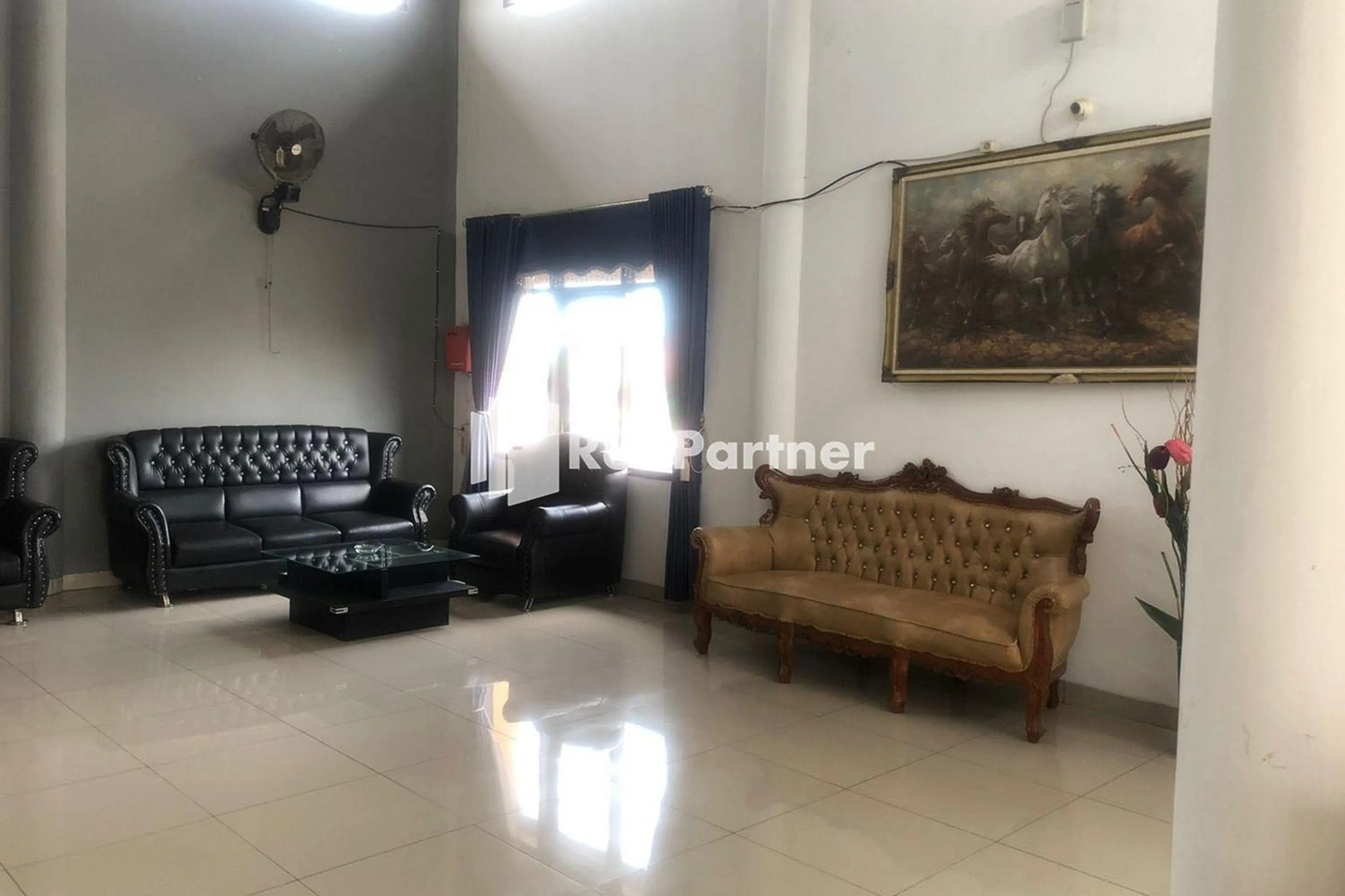 Seating area in Hotel Abna Sangatta Mitra RedDoorz