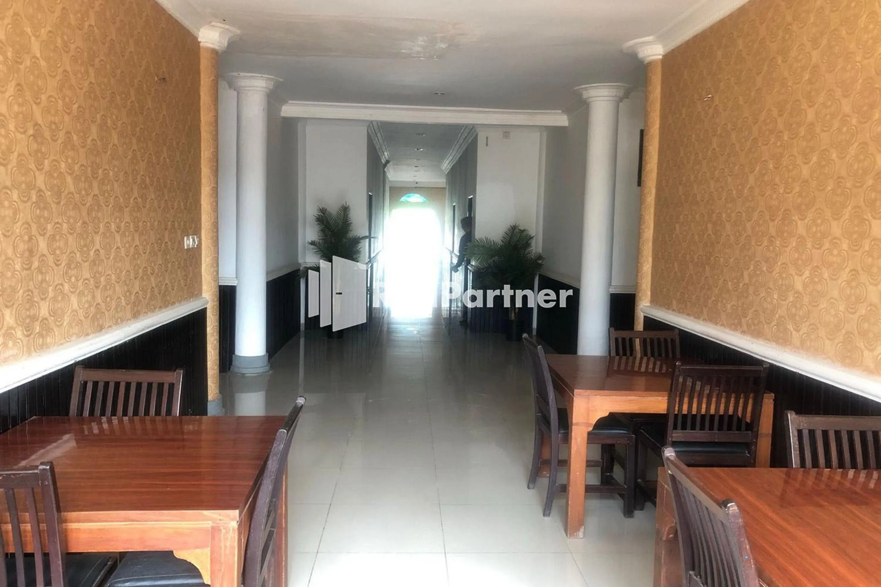 Seating area in Hotel Abna Sangatta Mitra RedDoorz