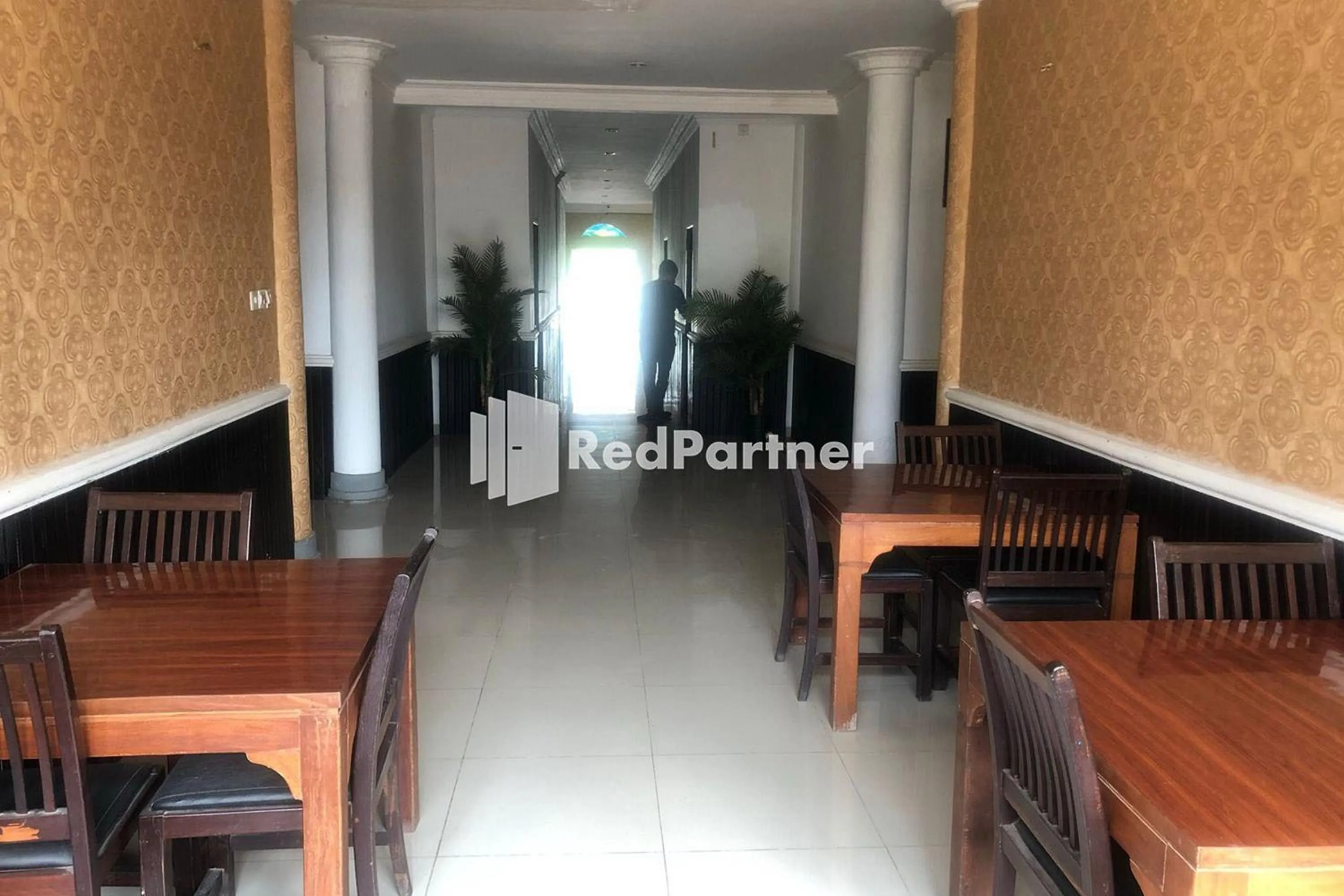 Seating area in Hotel Abna Sangatta Mitra RedDoorz