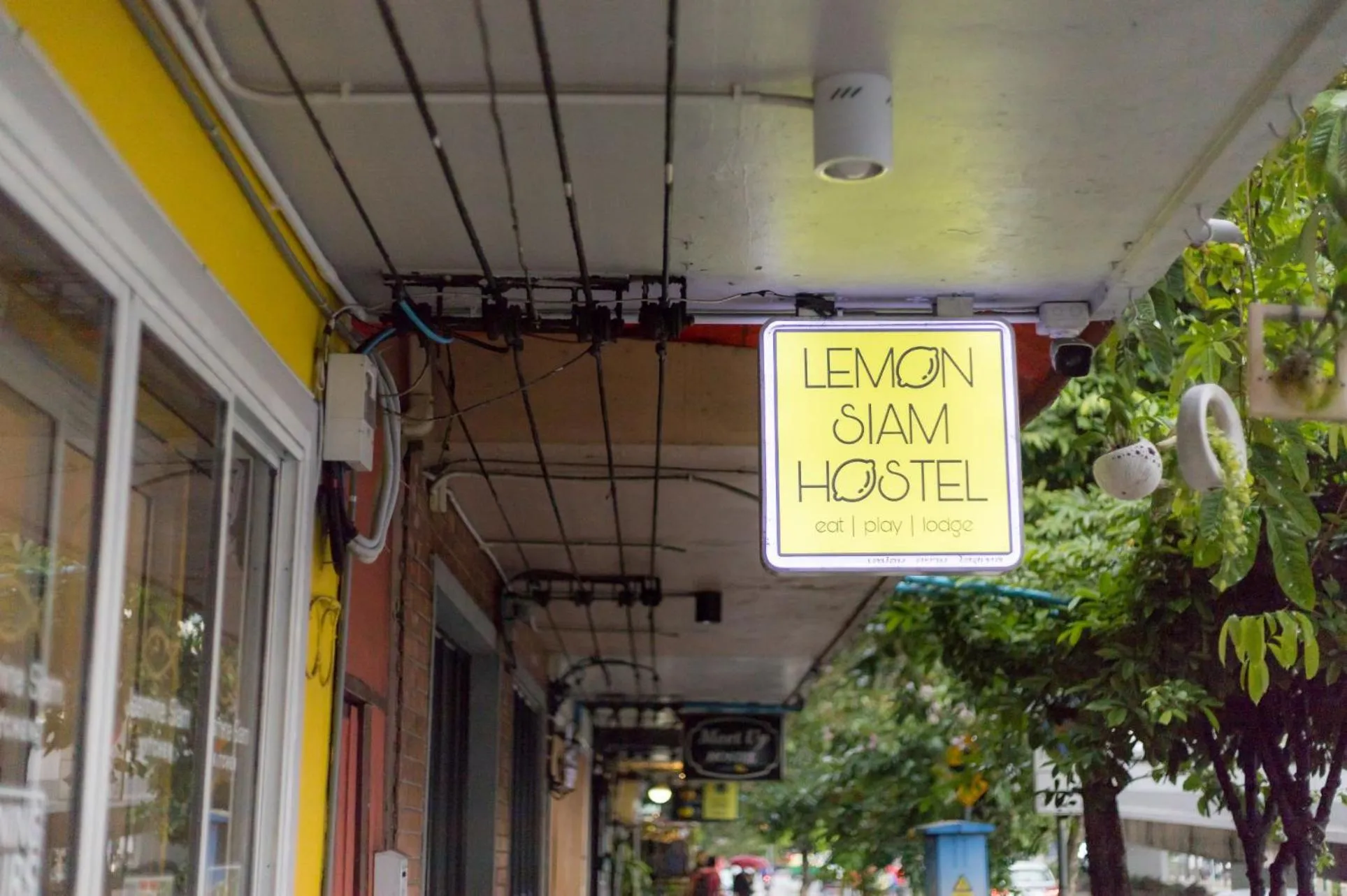 Property logo or sign in Hostel Lemon Siam Petchaburi Road