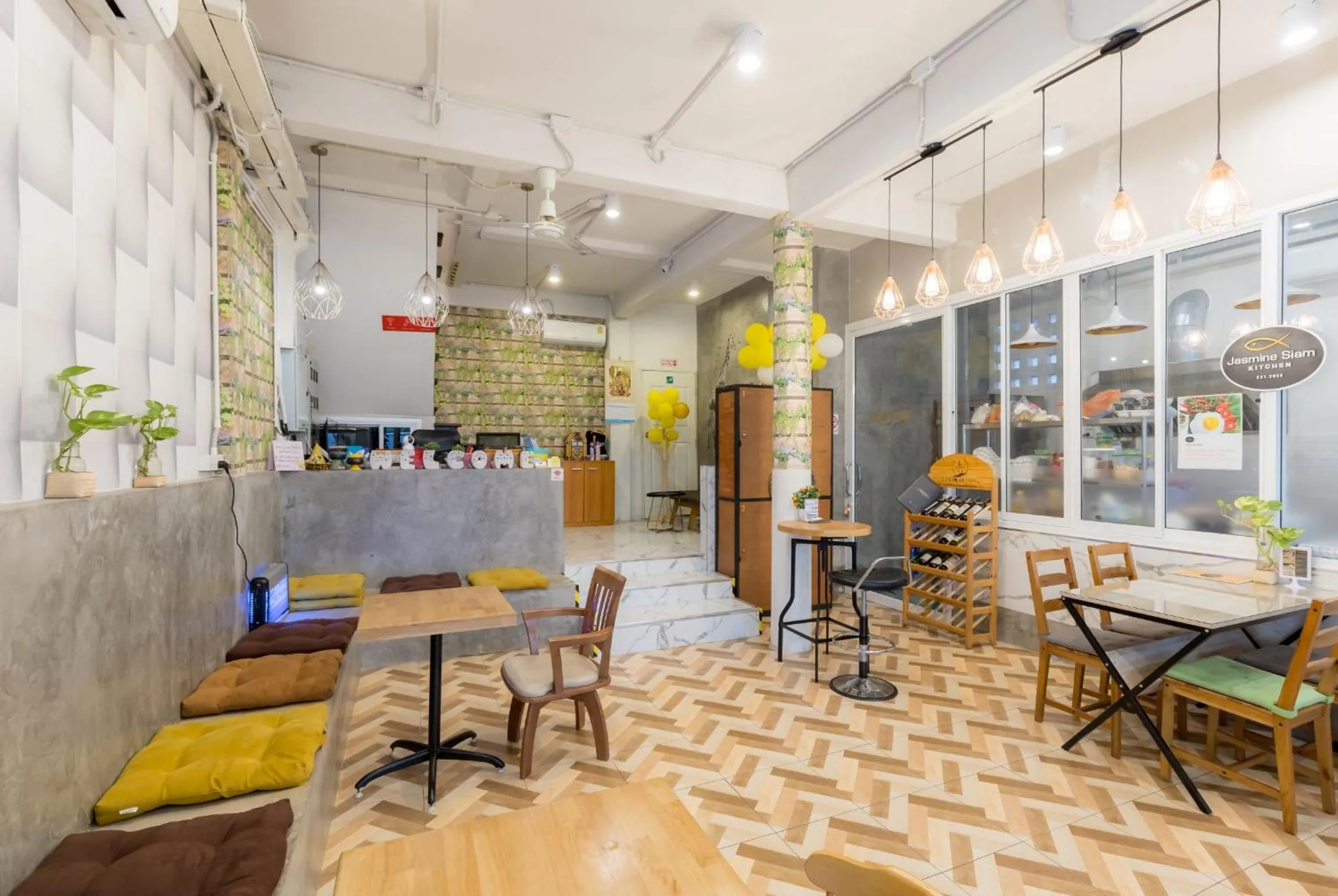 Restaurant/places to eat in Hostel Lemon Siam Petchaburi Road