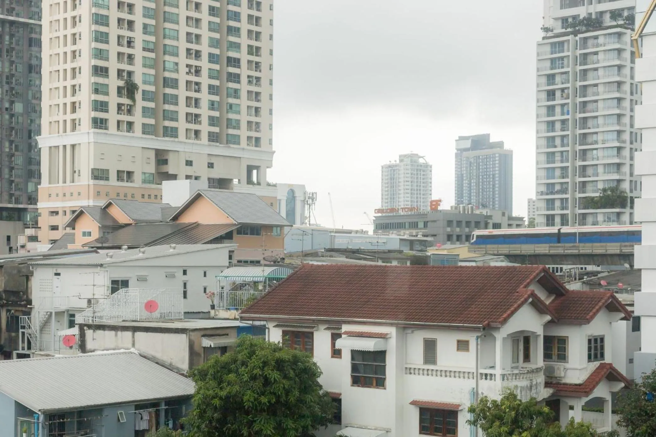 Neighbourhood in Hostel Lemon Siam Petchaburi Road