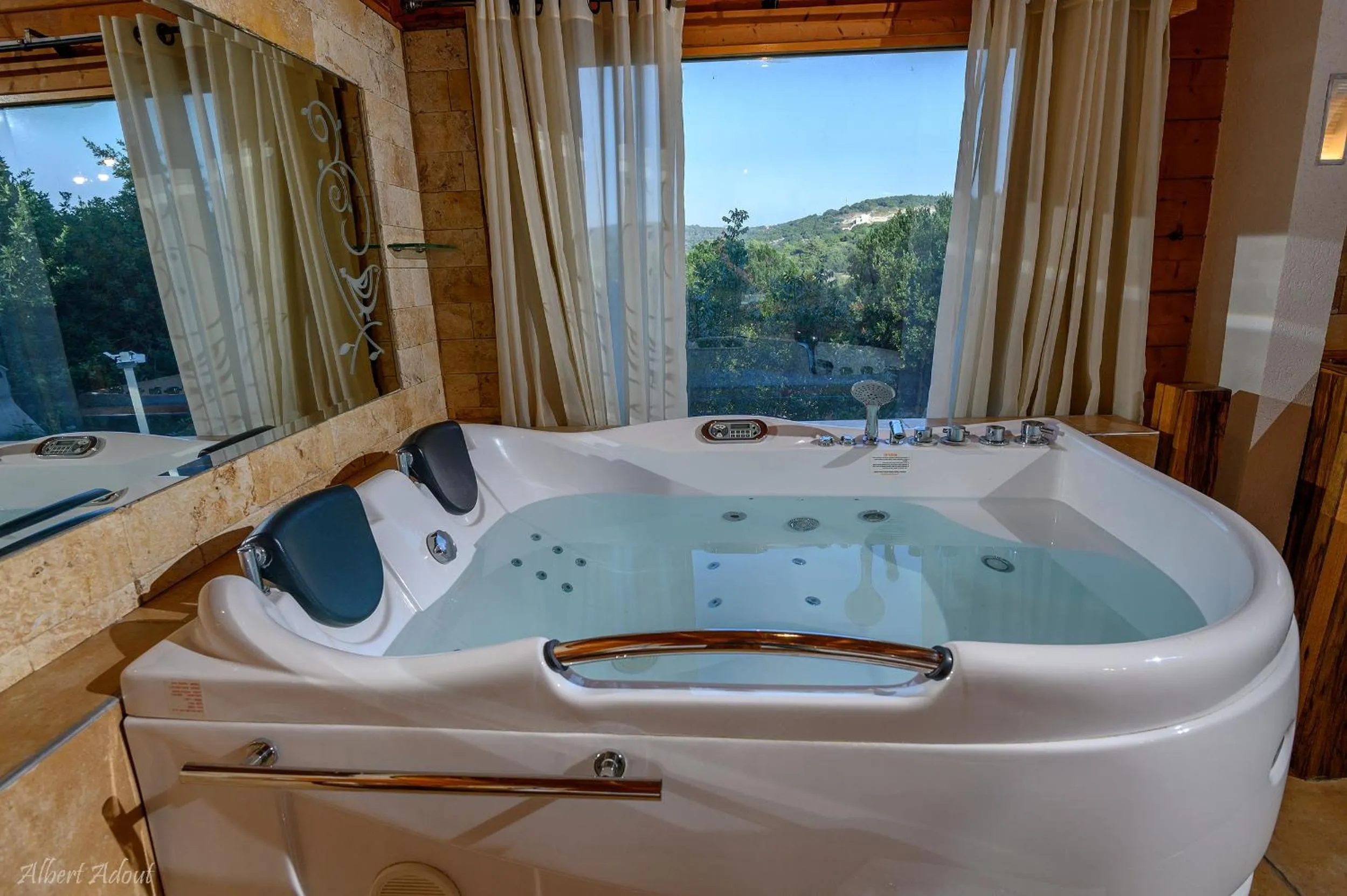 Hot Tub in Lev Hahoresh Boutique Hotel