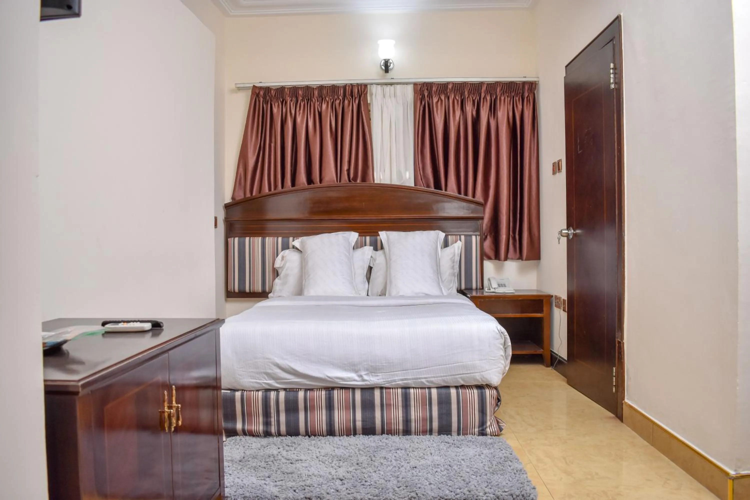 safe, Bed in Sonia Hotel