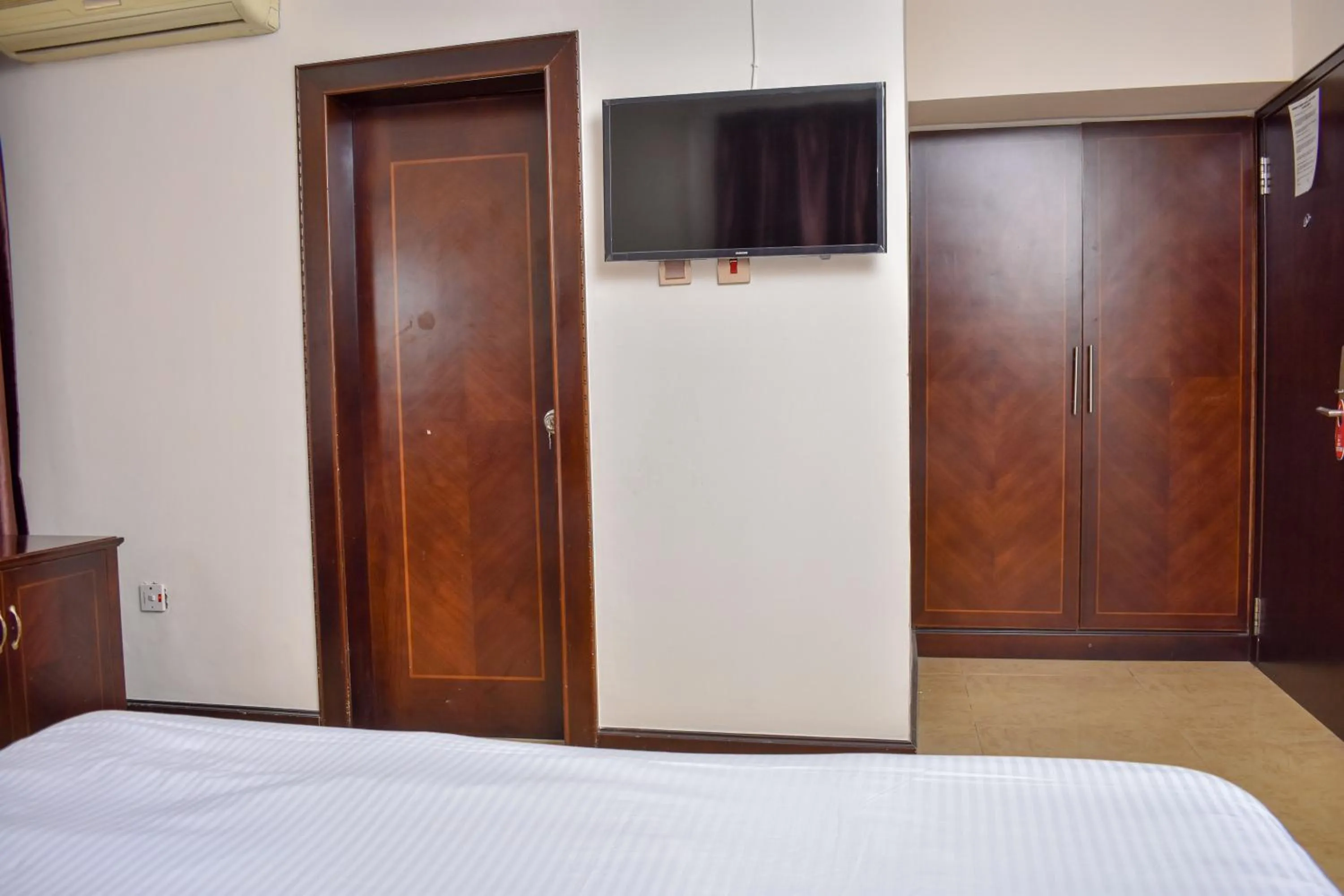 safe, Bed in Sonia Hotel