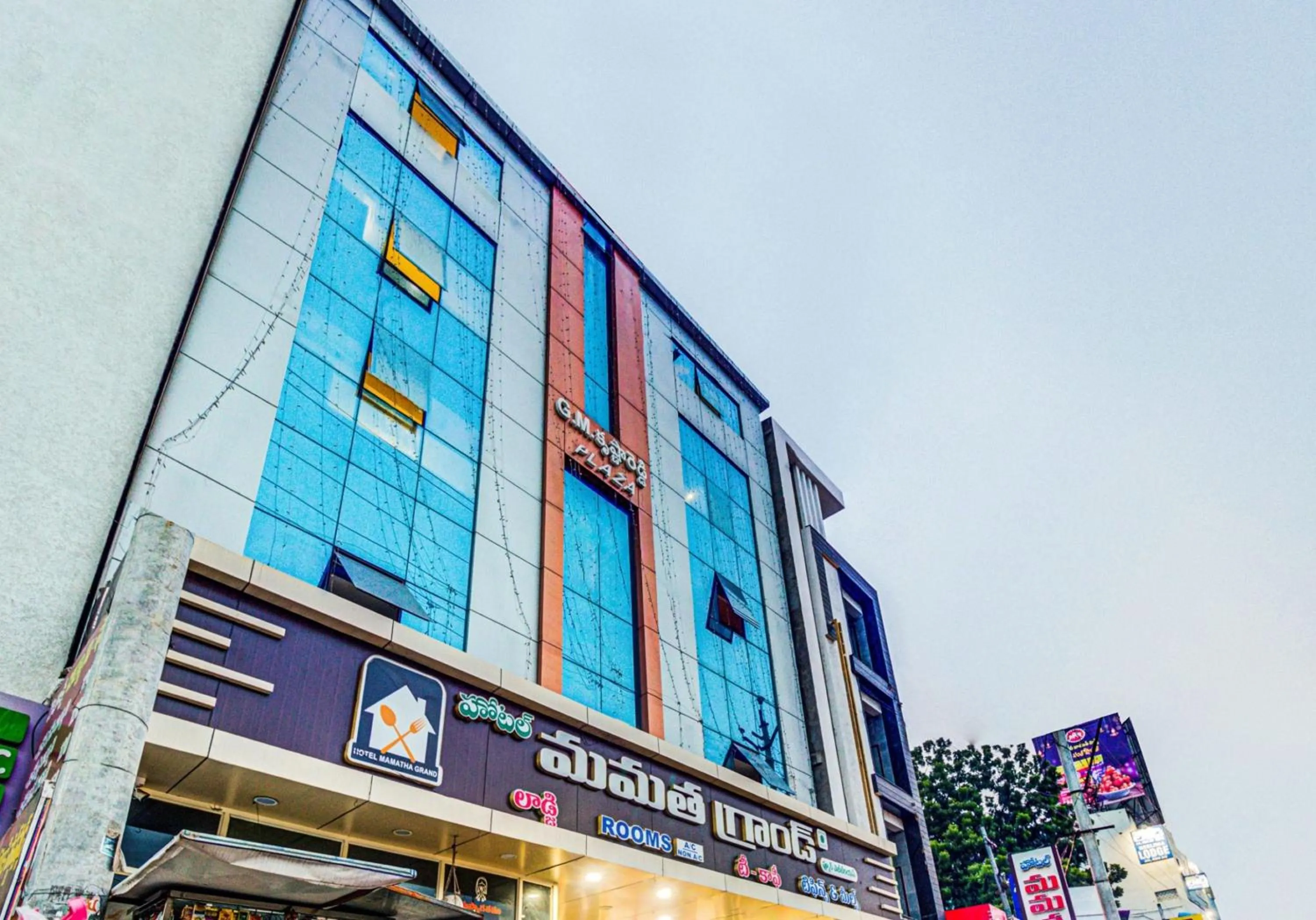 Facade/entrance in SPOT ON Swarna Mayuri