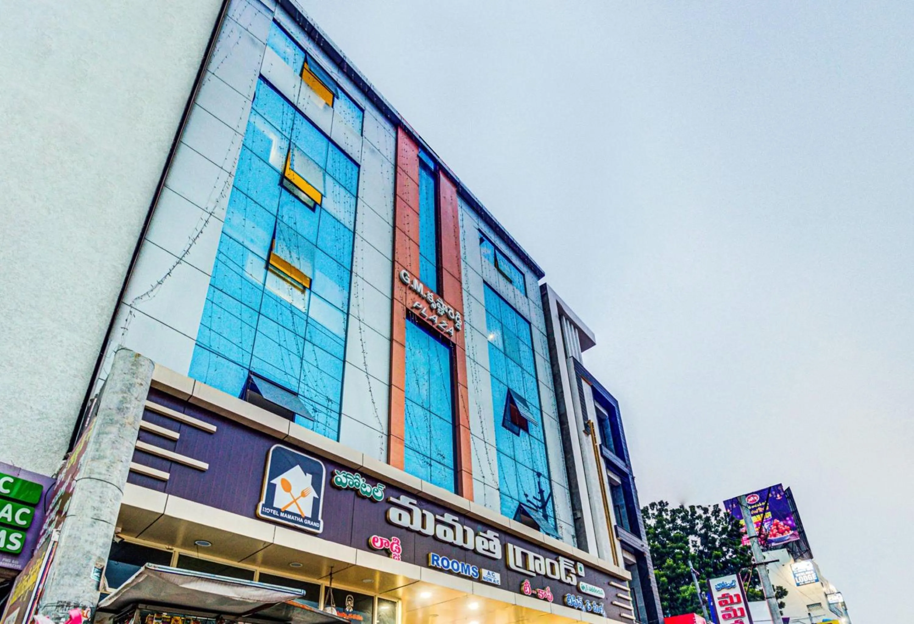 Facade/entrance in SPOT ON Swarna Mayuri