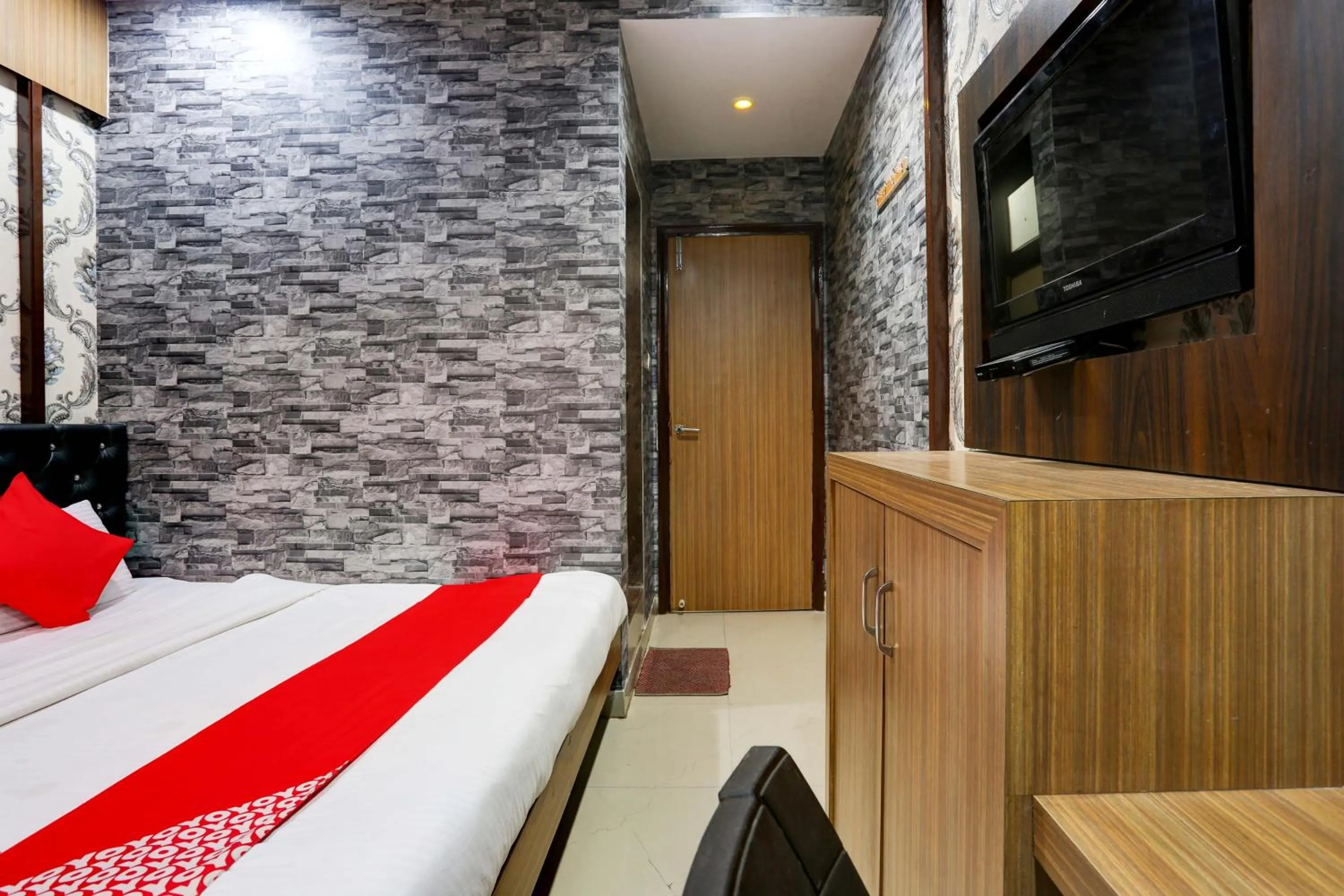 Bedroom, Bed in Super Hotel O Yatri Yadgar