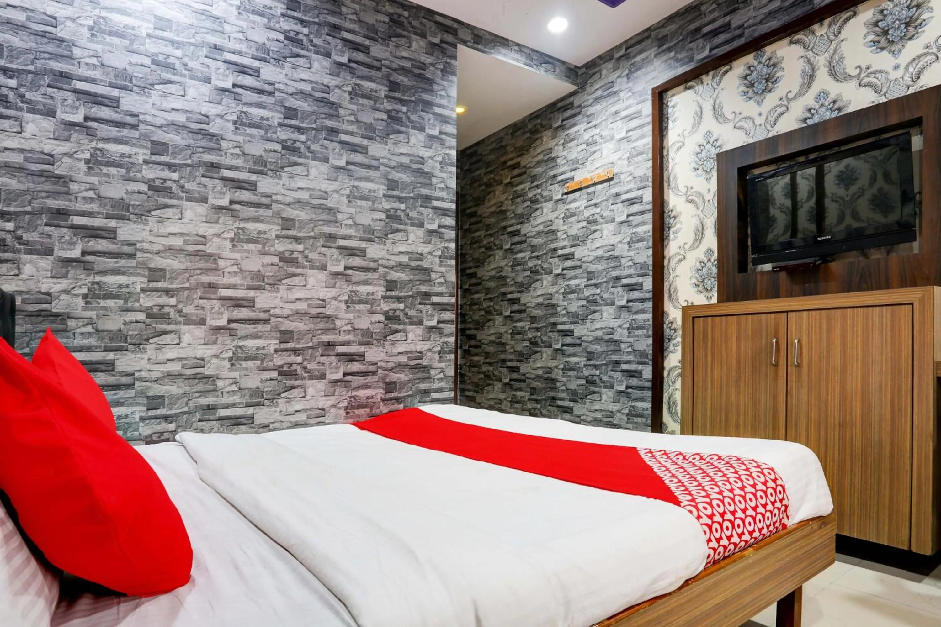 Bedroom, Bed in Super Hotel O Yatri Yadgar