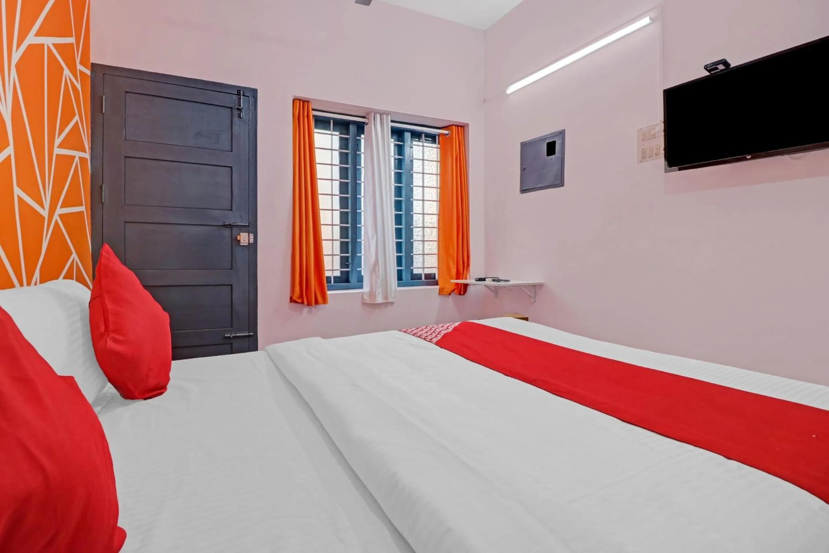 Facade/entrance, Bed in Hotel O Skywind