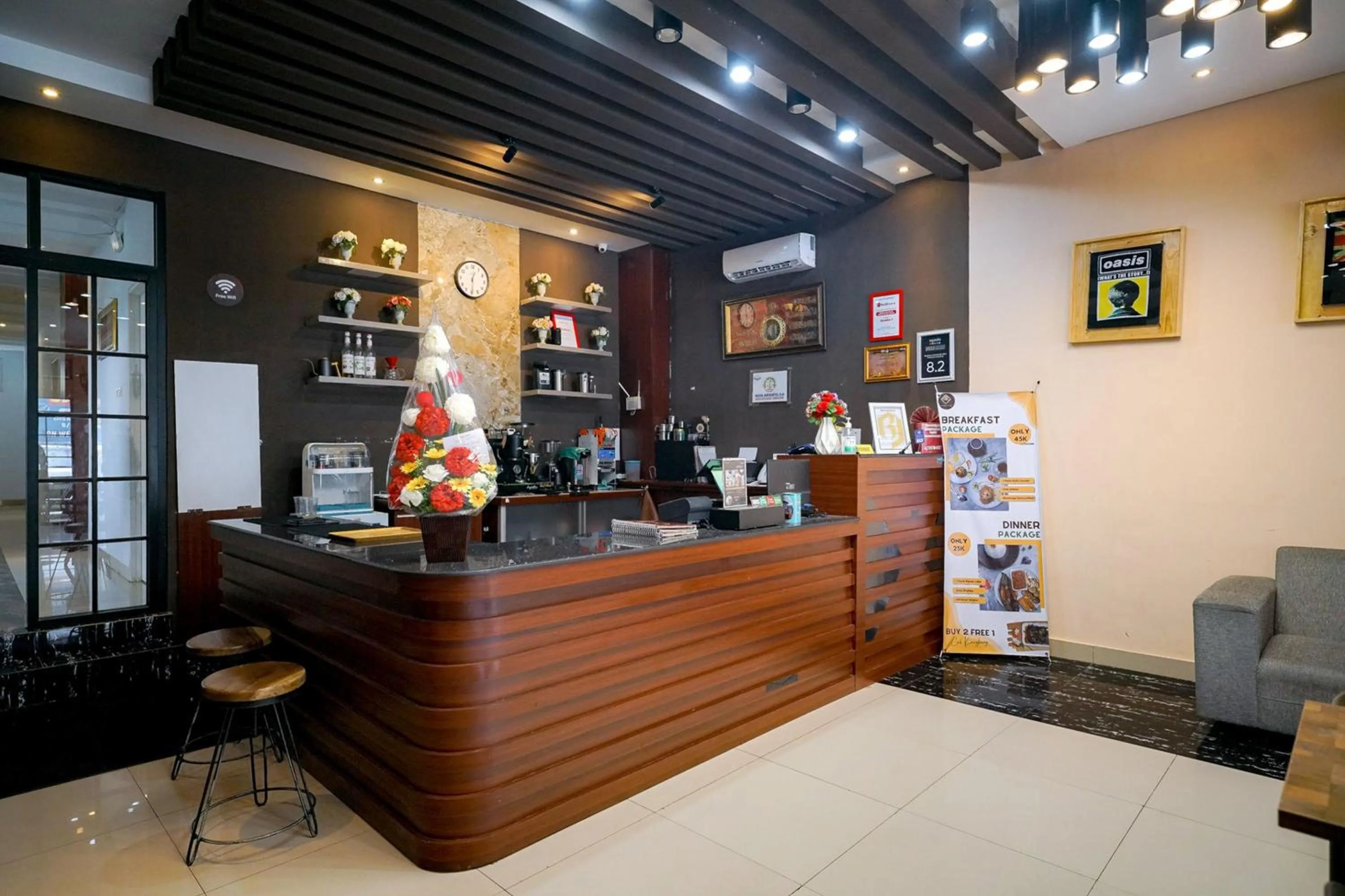 Lobby or reception in RedDoorz Premium at Raja Hostel Syariah