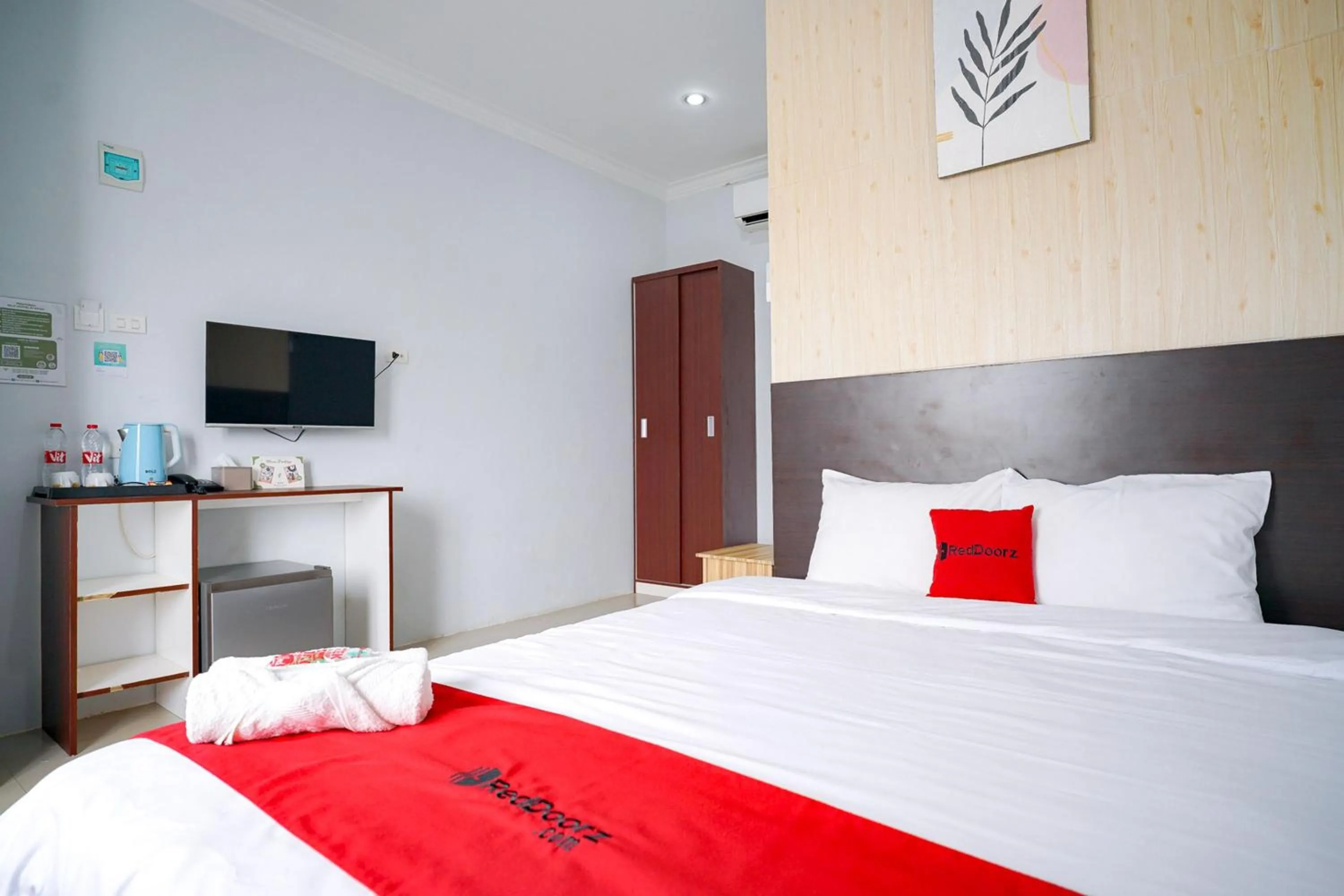 Bedroom, Bed in RedDoorz Premium at Raja Hostel Syariah
