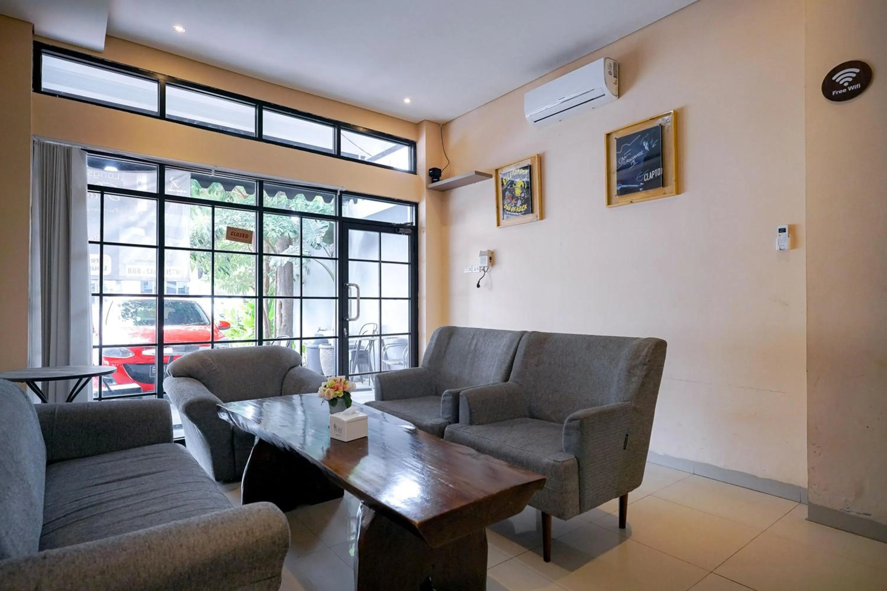 Living room in RedDoorz Premium at Raja Hostel Syariah