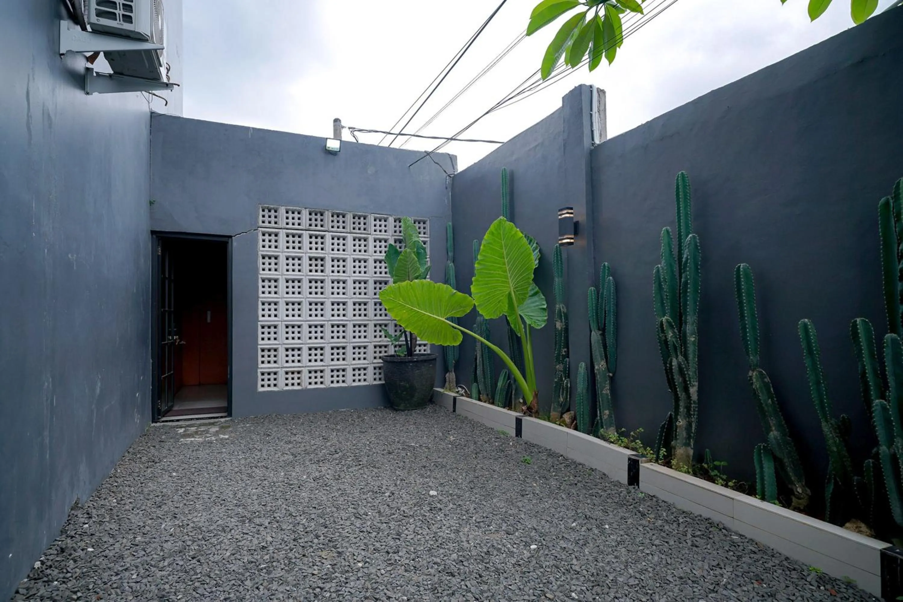 Garden in RedDoorz Premium at Raja Hostel Syariah