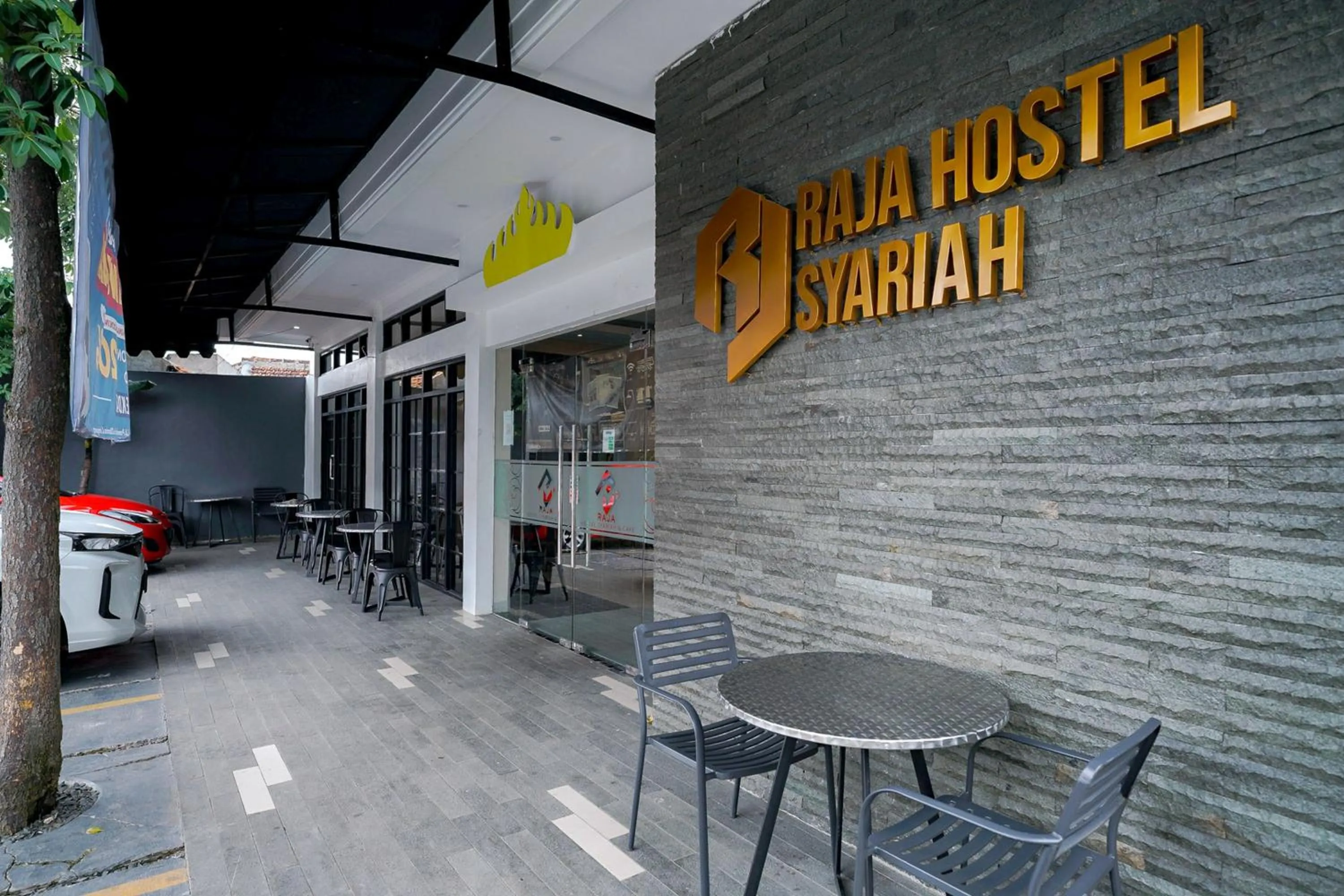 Property logo or sign in RedDoorz Premium at Raja Hostel Syariah