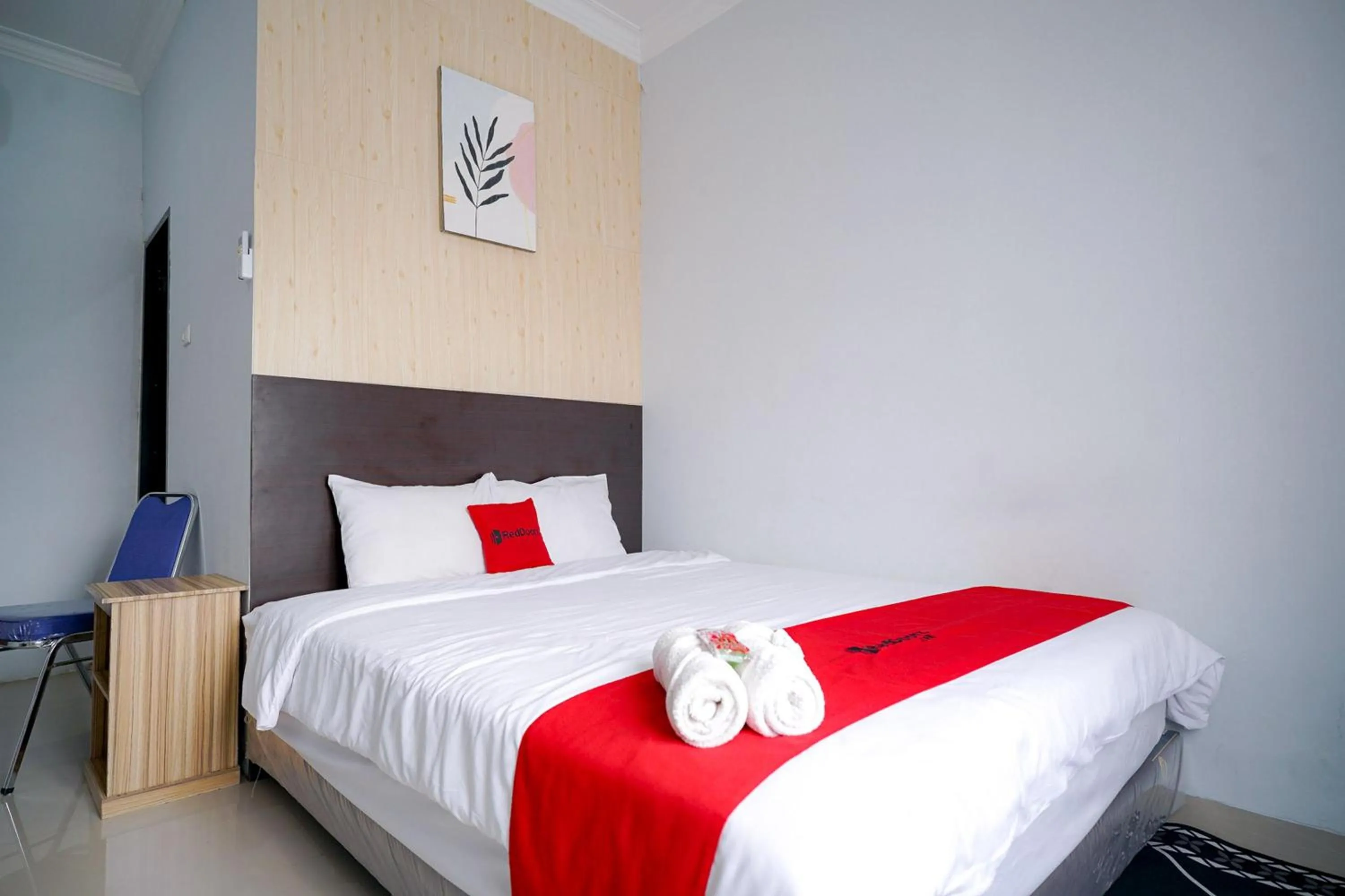 Bedroom, Bed in RedDoorz Premium at Raja Hostel Syariah