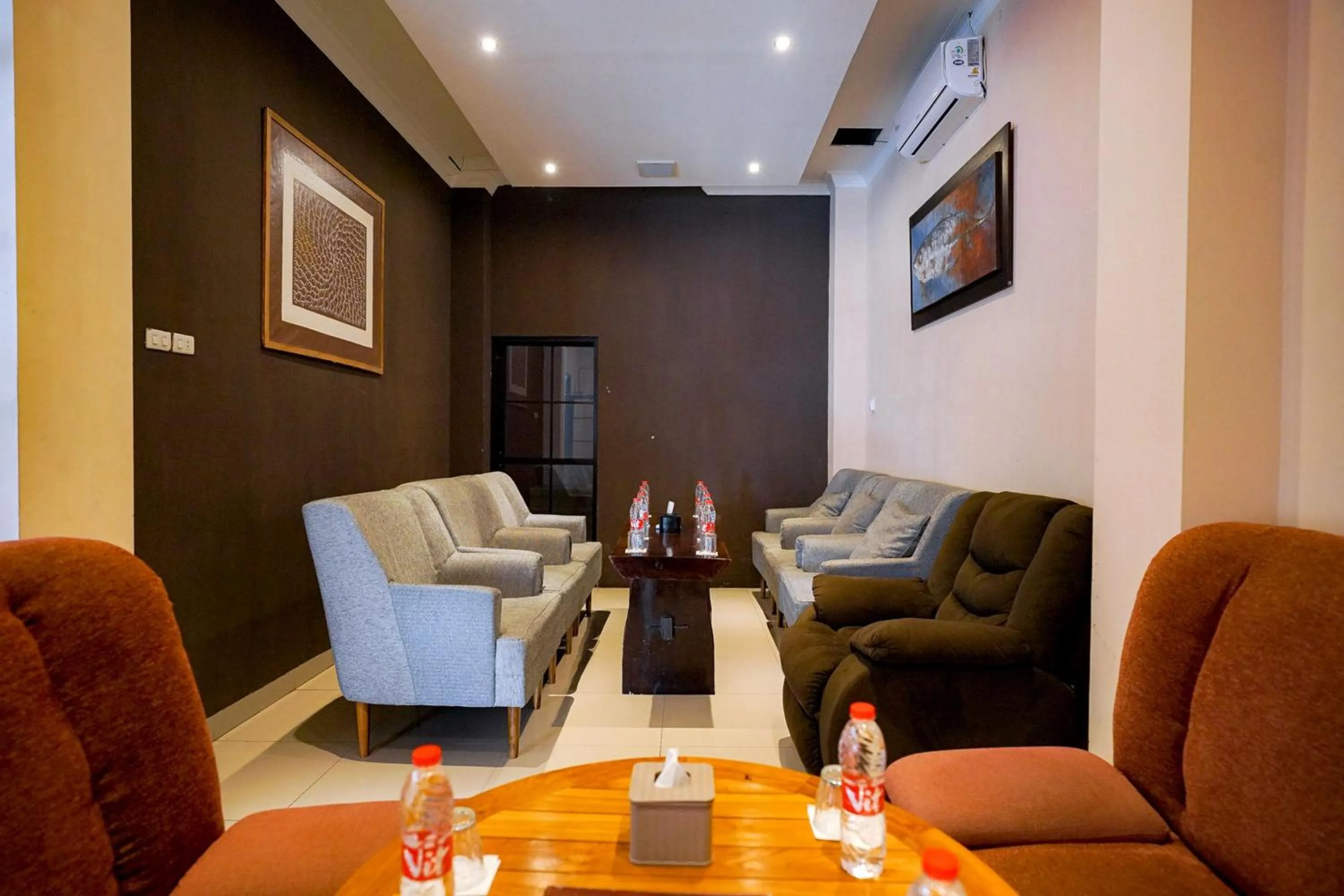 Living room in RedDoorz Premium at Raja Hostel Syariah