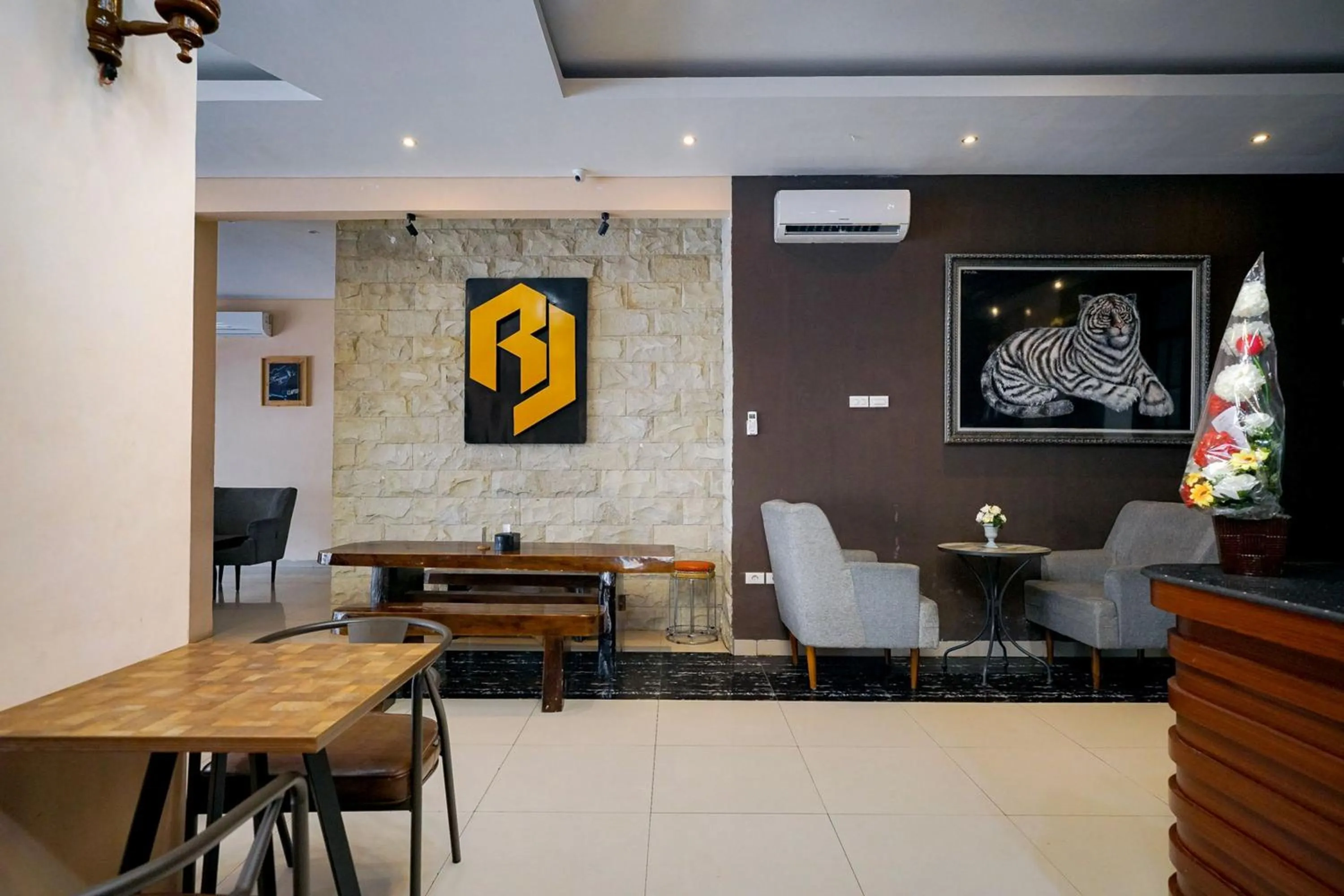 Living room in RedDoorz Premium at Raja Hostel Syariah