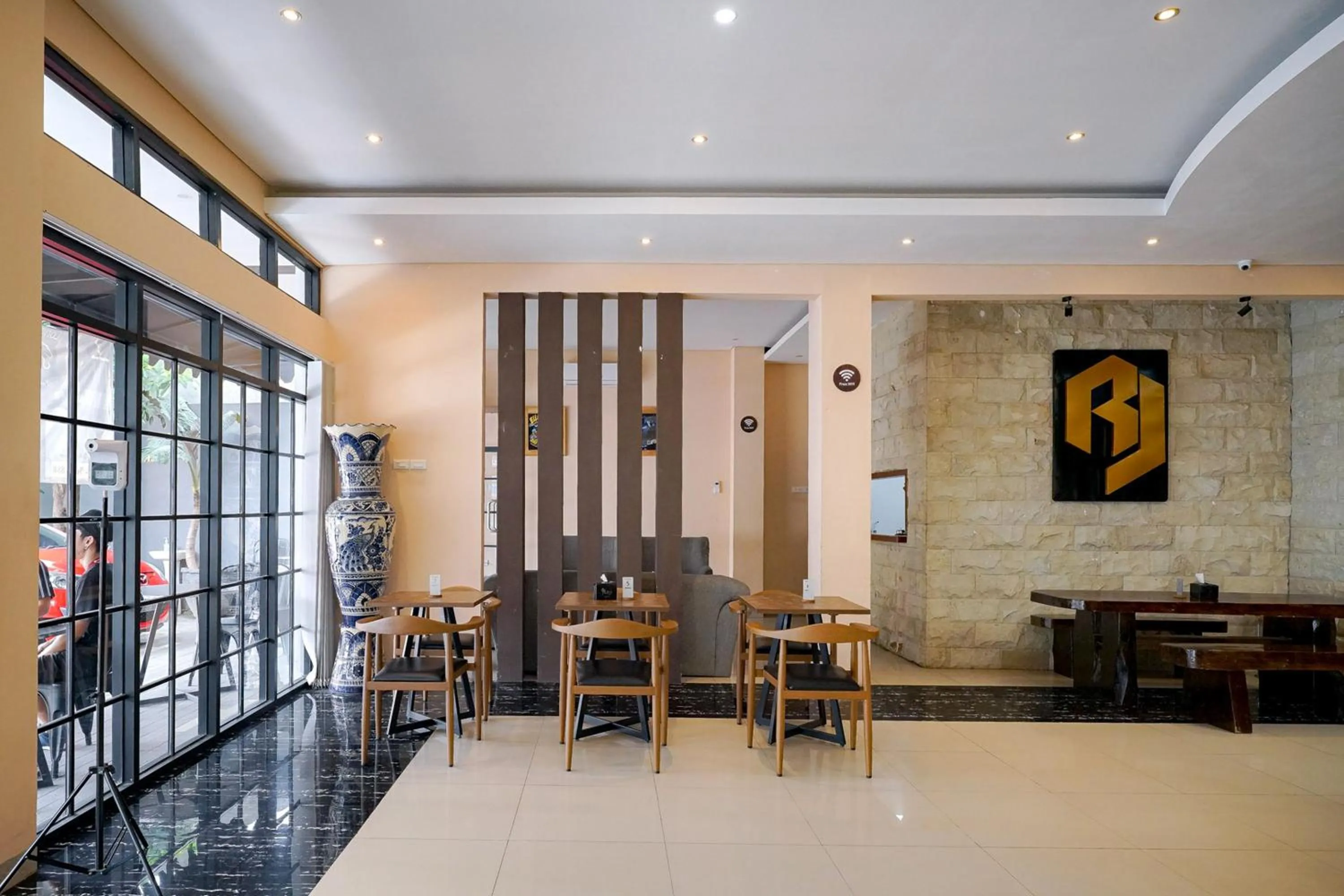 Dining area in RedDoorz Premium at Raja Hostel Syariah