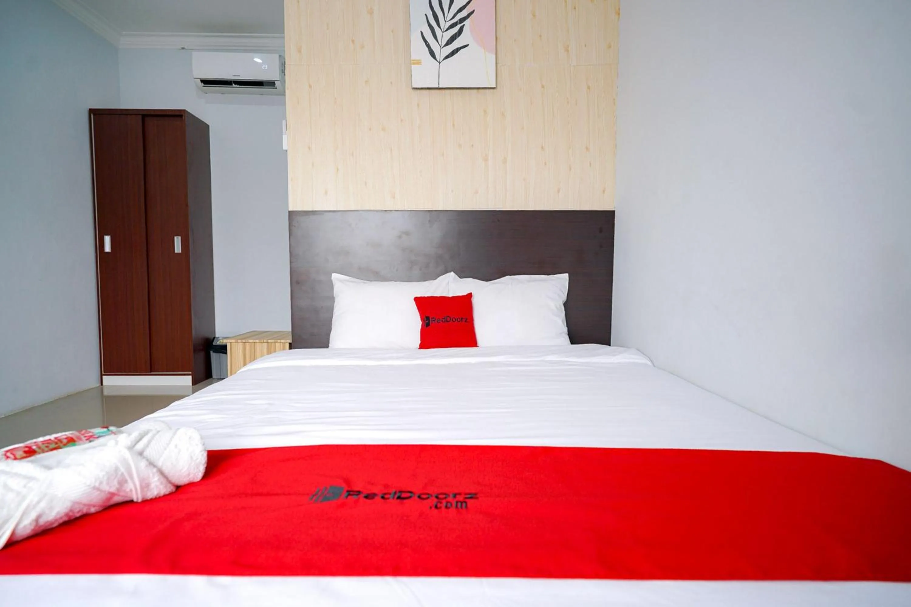 Bedroom, Bed in RedDoorz Premium at Raja Hostel Syariah