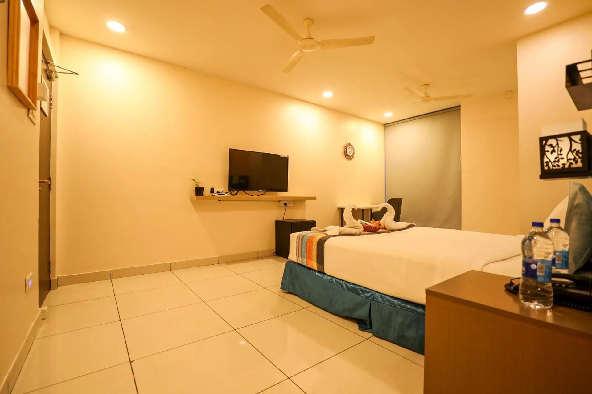 Communal lounge/ TV room, Bed in Hotel White Fields Hitec City, Hyderabad