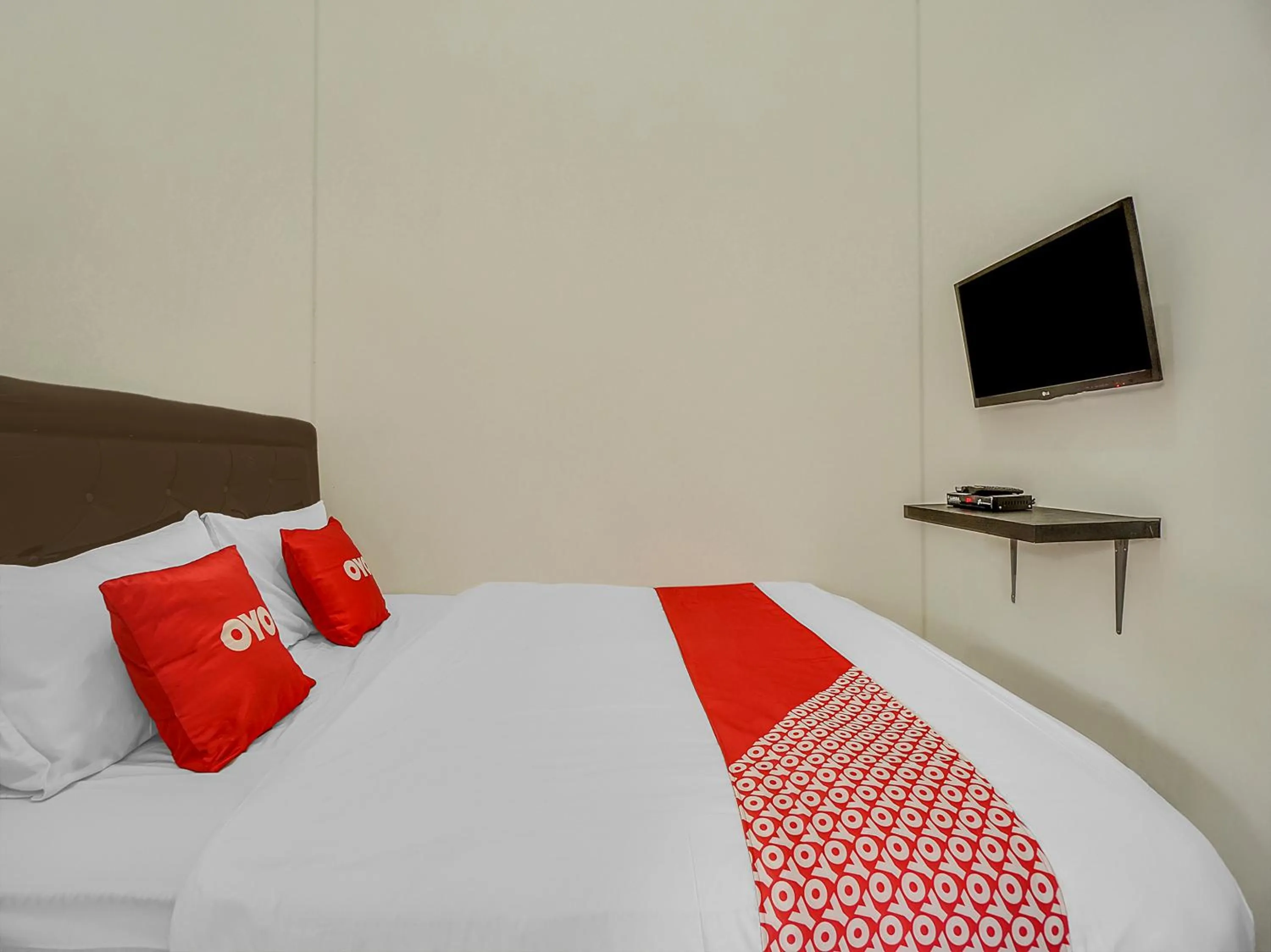 Bedroom, Bed in Hotel O Happy Homestay Syariah