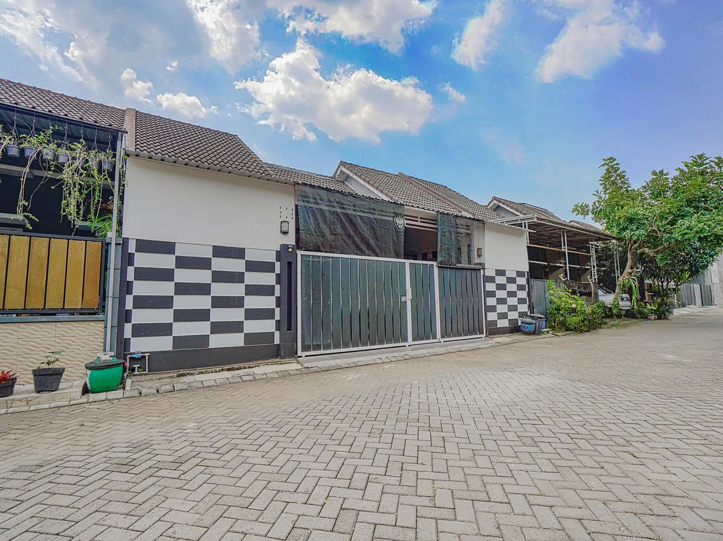 Facade/entrance in Hotel O Happy Homestay Syariah Facade/entrance in Hotel O Happy Homestay Syariah