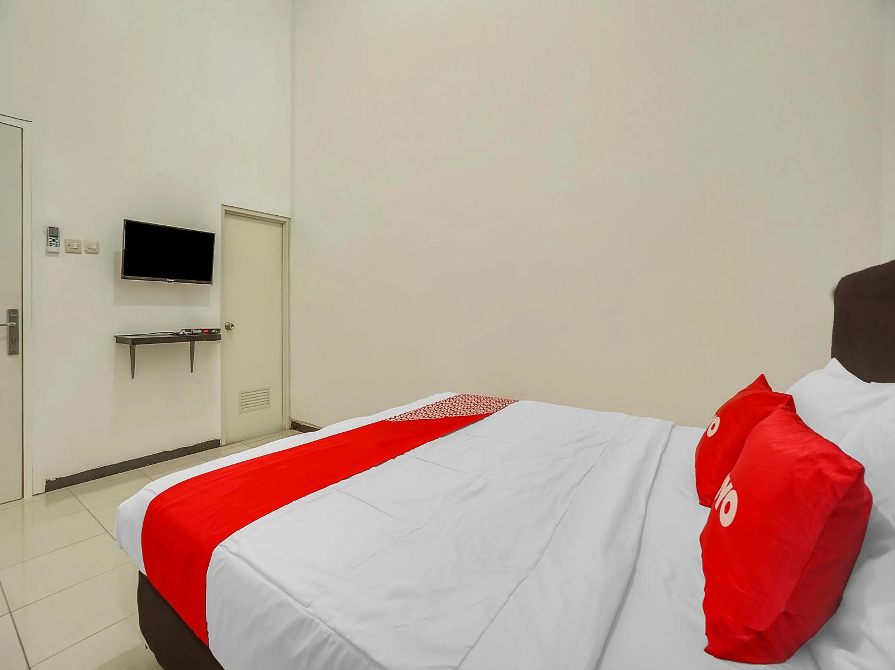 Bedroom, Bed in Hotel O Happy Homestay Syariah