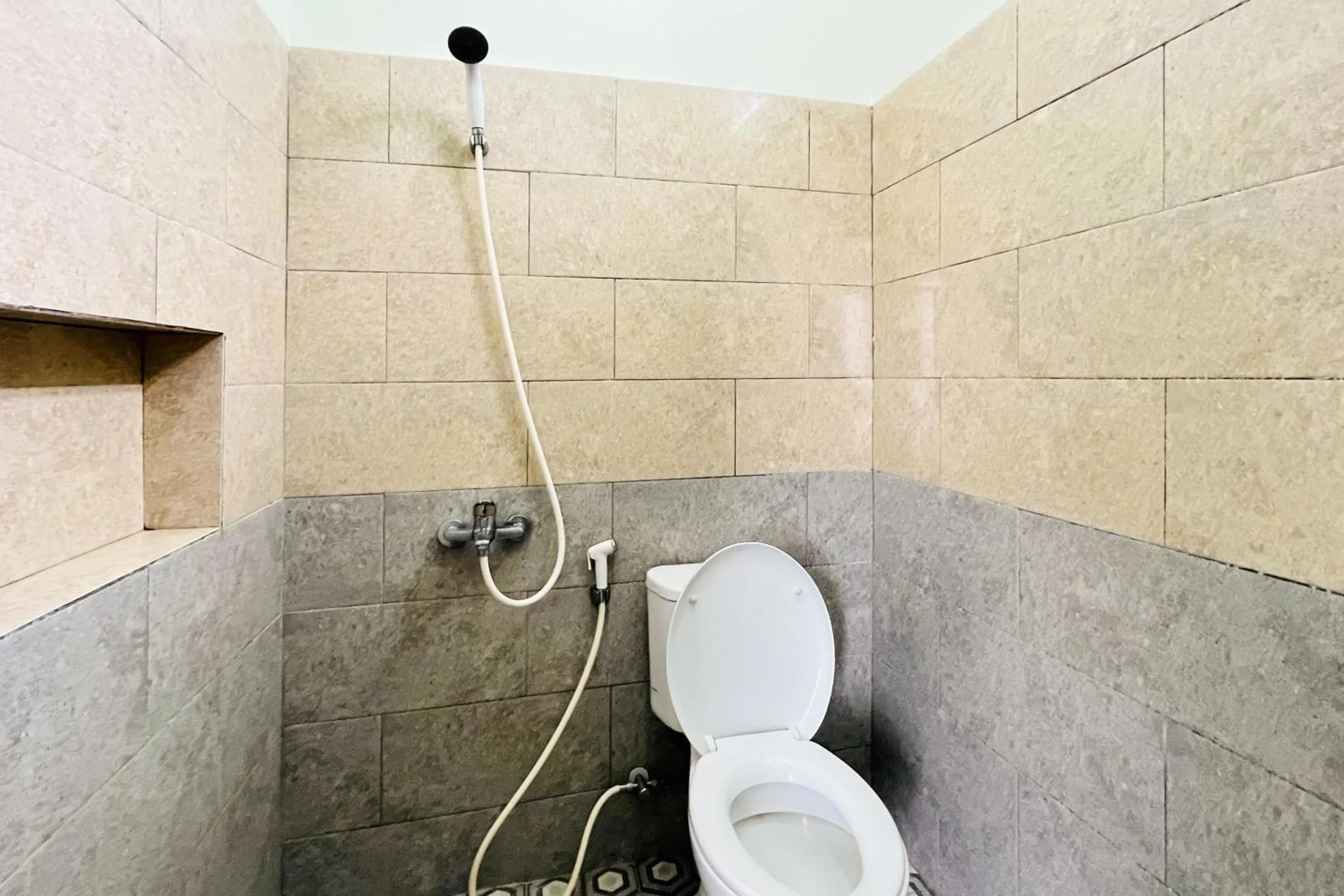 Bathroom in RedDoorz At Teratai Homestay Medan Amplas