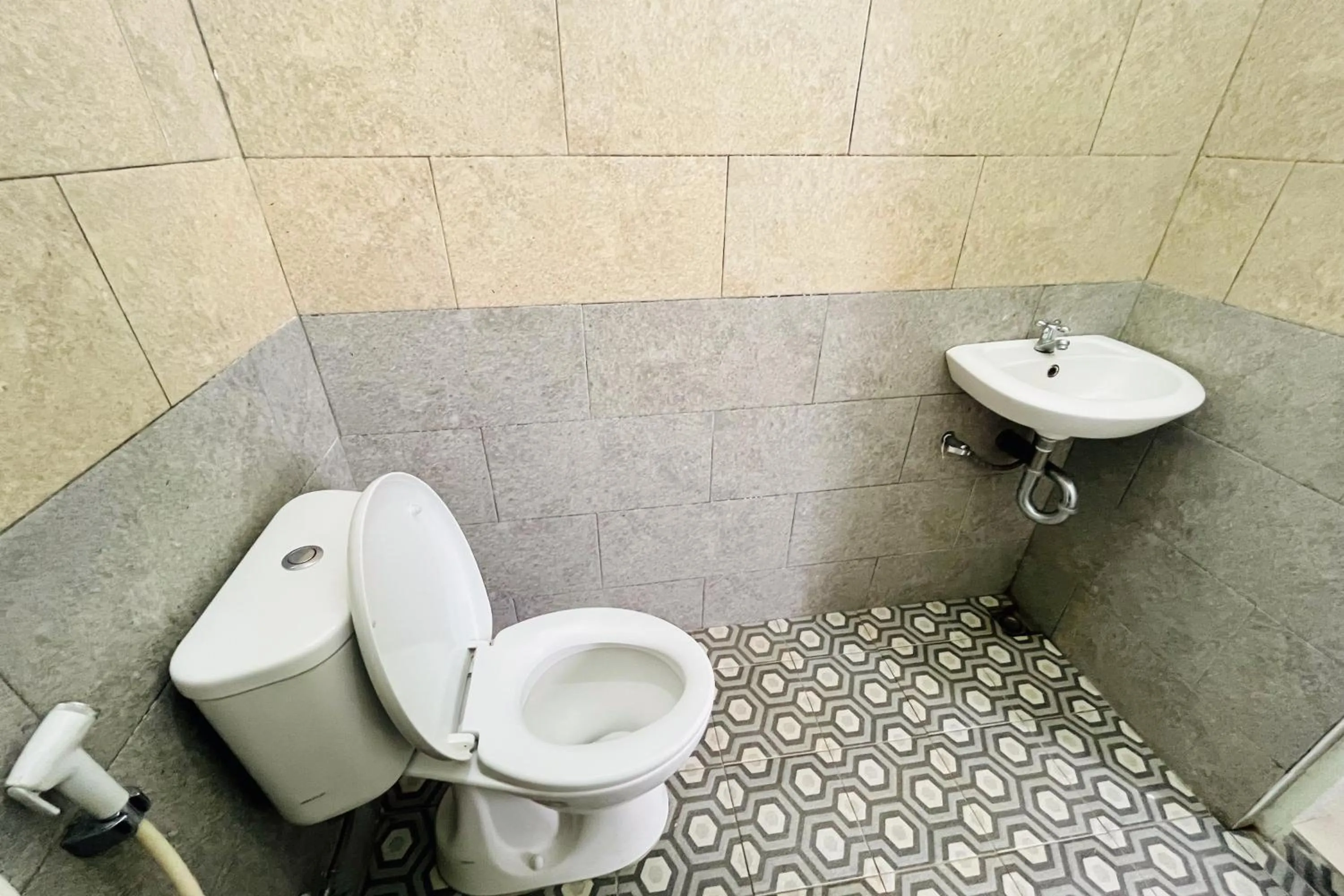 Bathroom in RedDoorz At Teratai Homestay Medan Amplas