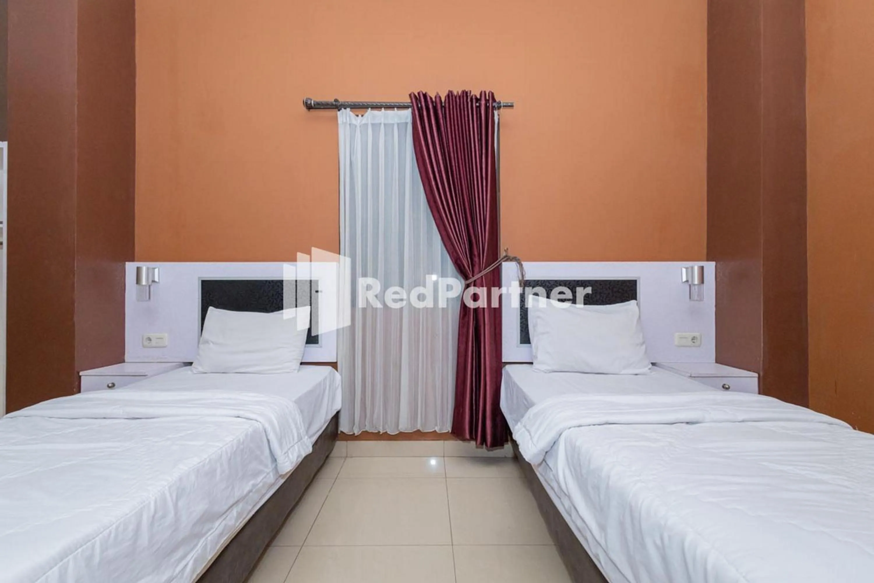 Bed in Star Hotel Jaksa Mitra RedDoorz